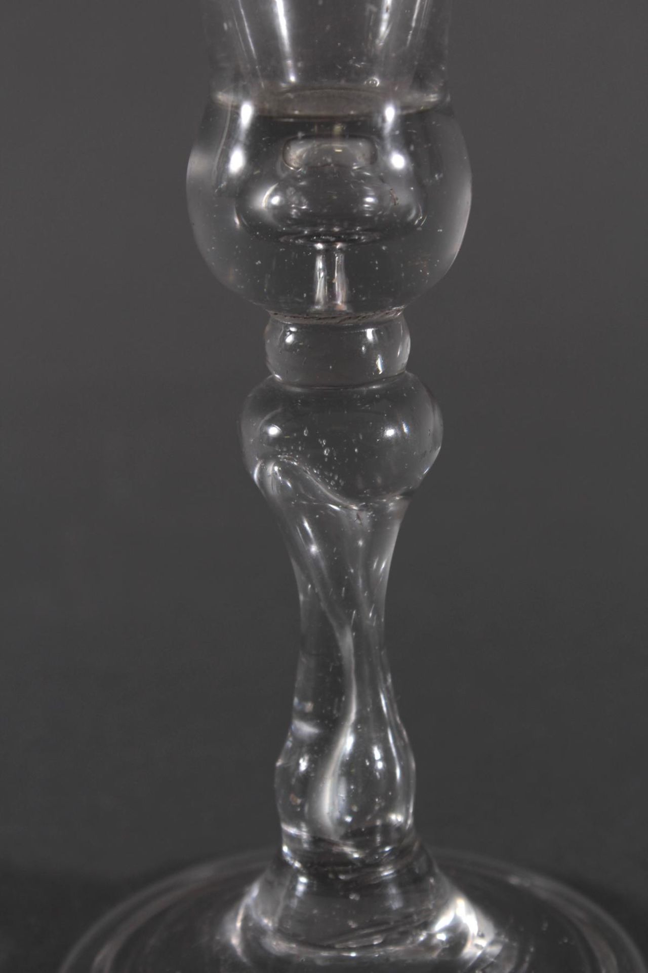 Barockes Kelchglas, wohl LauensteinFarbloses Glas, Fußrand nach unten umgeschlagen, im Schaft und - Image 3 of 5