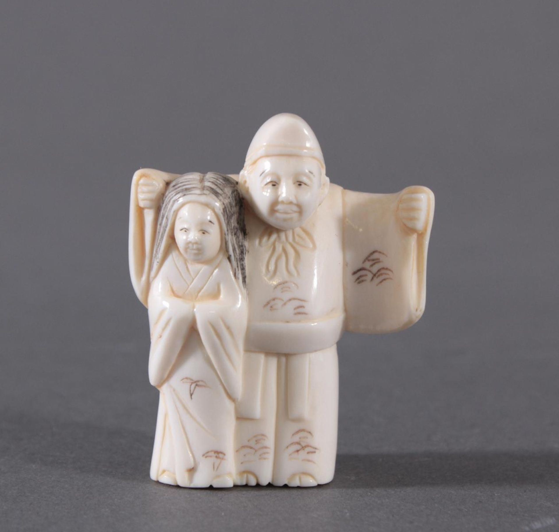 Netsuke, Japan 1. Hälfte 20. Jh., Elfenbein geschnitztMann und Frau, signiert, ca. 4,8 x 3,7 x 1,7