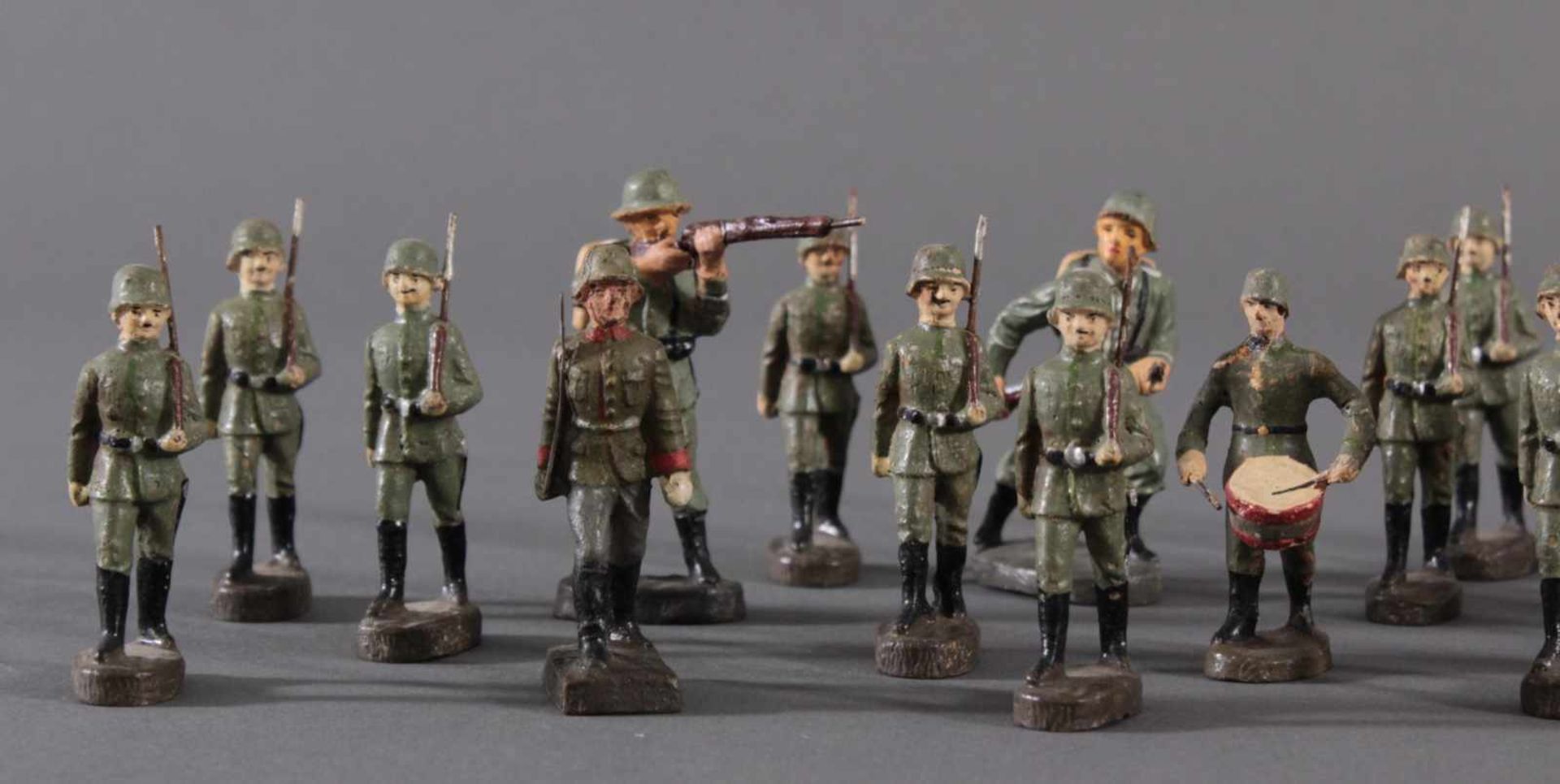 Elastolin Soldaten der deutschen Wehrmacht, 23 StückAlle in gutem Zustand, bei einer Figur ist der - Bild 3 aus 6