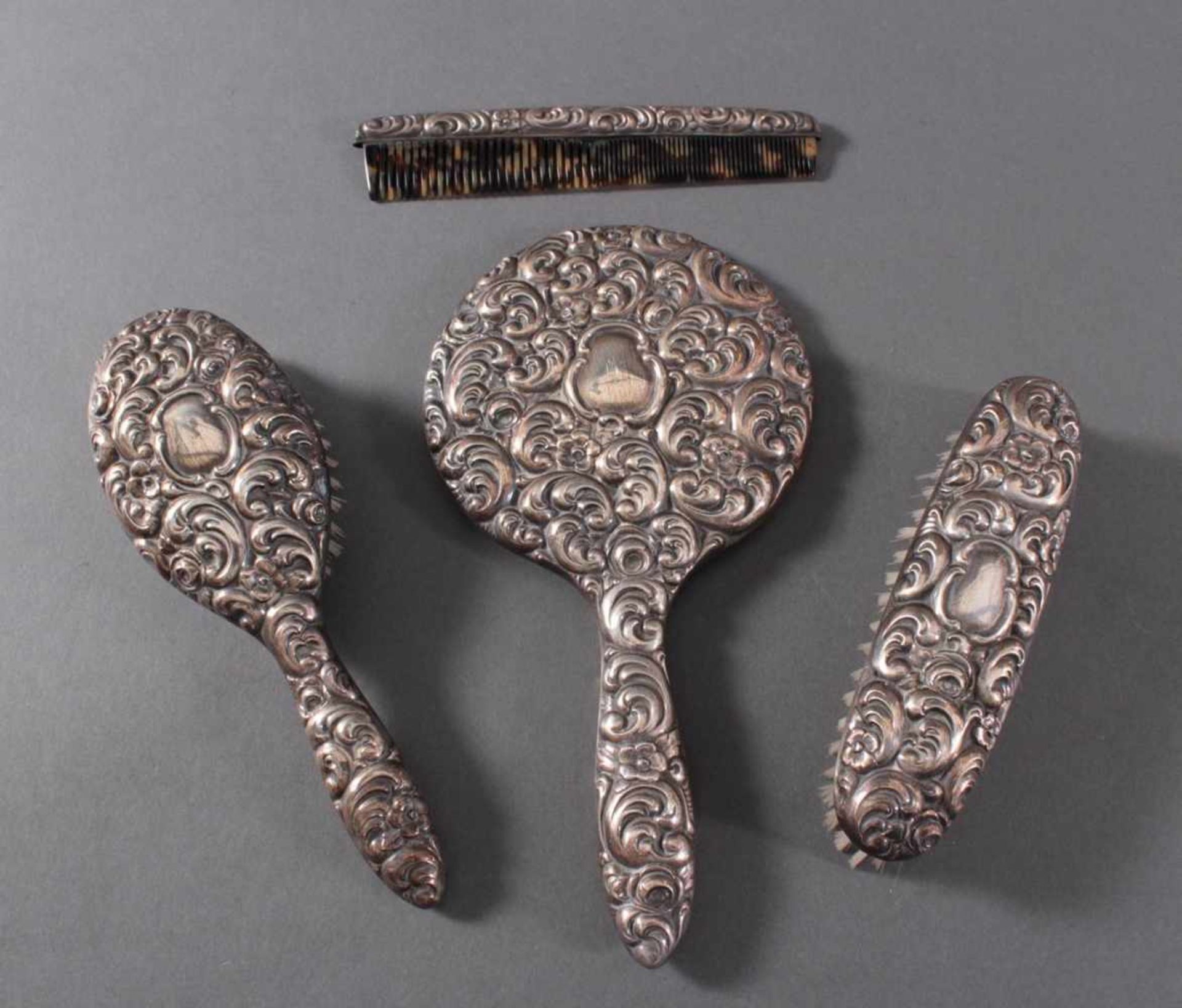 Friesierset aus 800er Silber, 1. Hälfte 20. JahrhundertGetriebenes Silber, Blumen- und