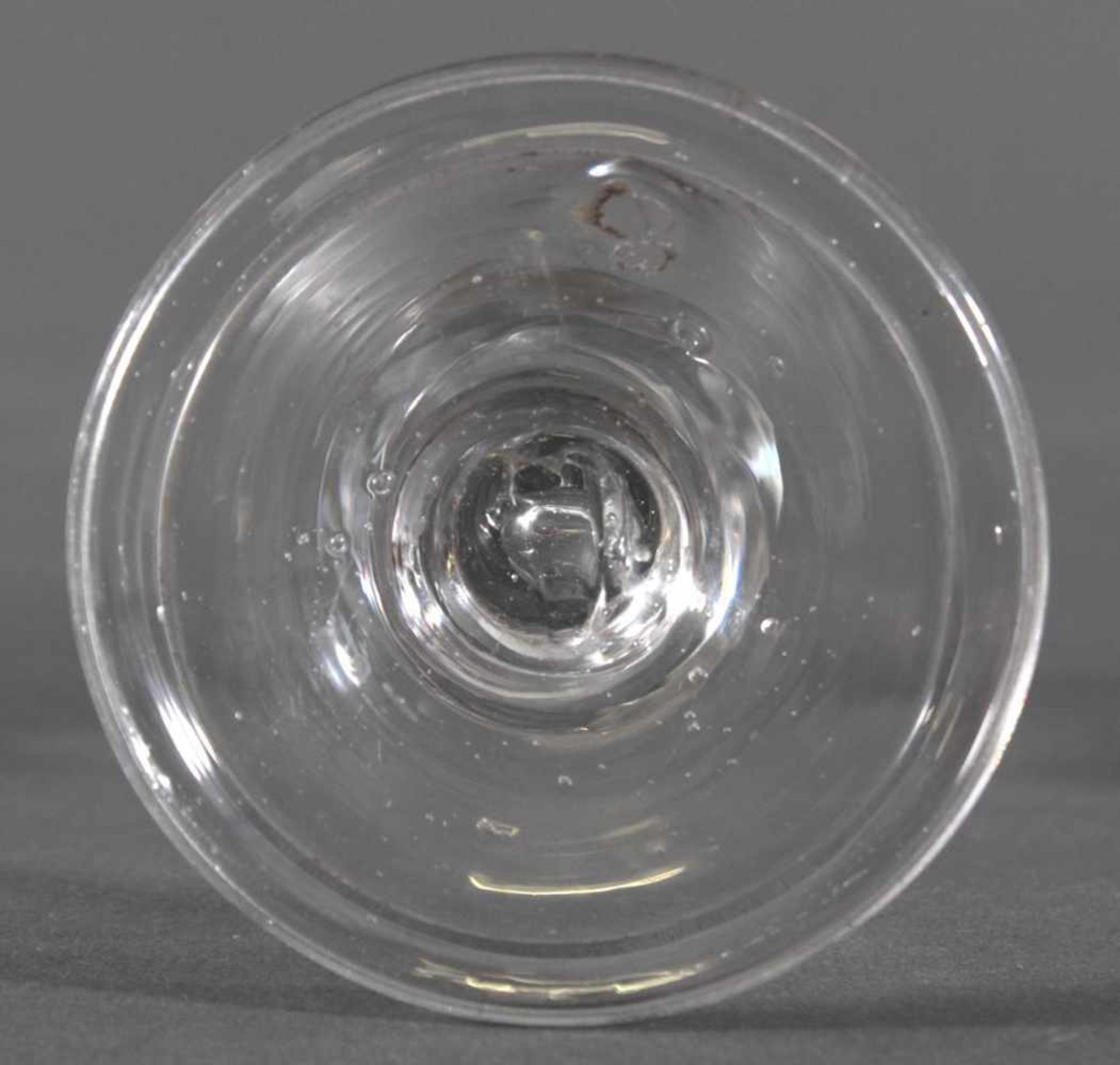 Barockes Kelchglas, wohl LauensteinFarbloses Glas, Fußrand nach unten umgeschlagen, im Schaft und - Image 5 of 5