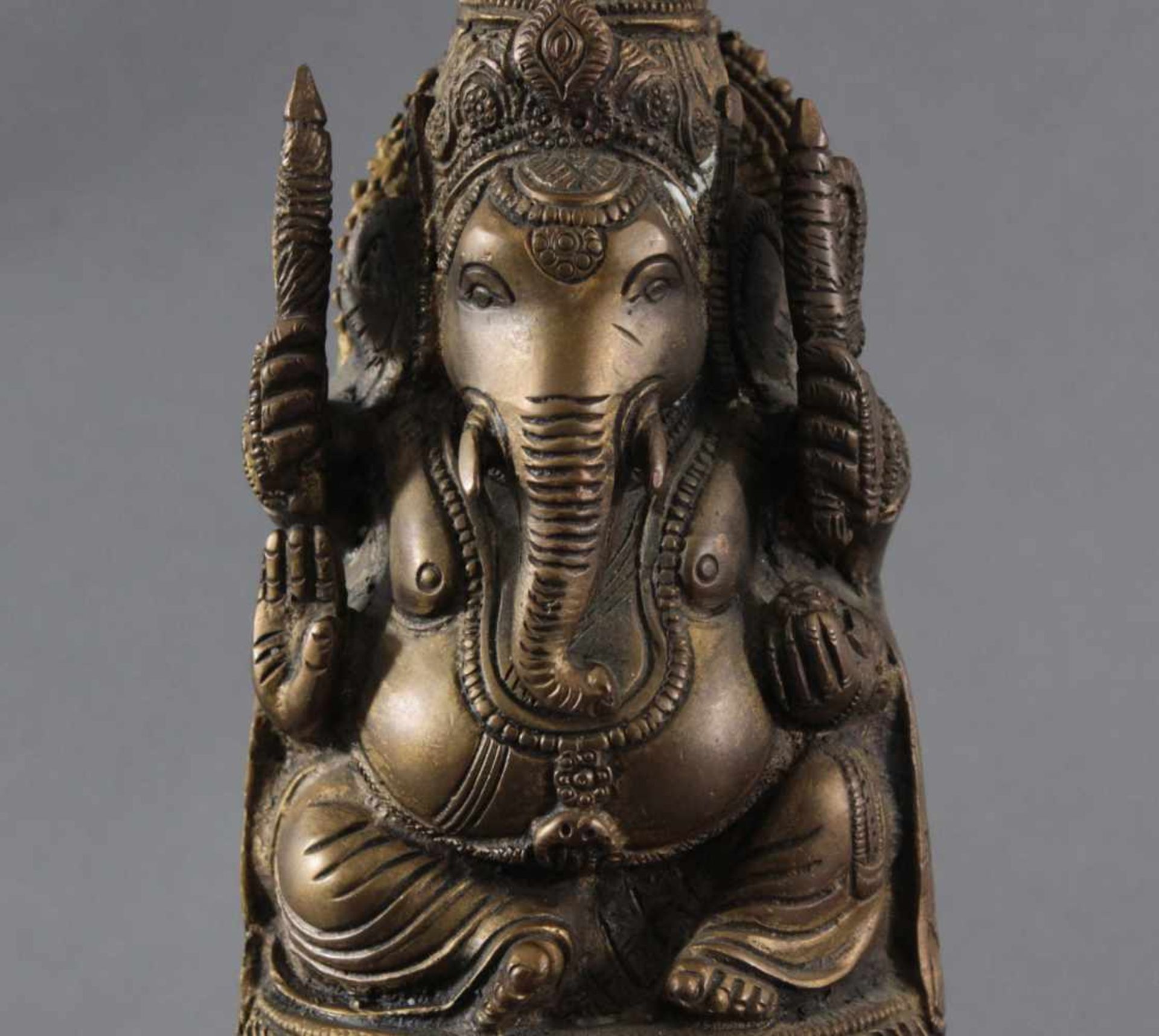 Bronze GaneshaDarstellung der 4-armigen Elefantengottheit auf rundem verzierten Thronsockel sitzend, - Bild 2 aus 6