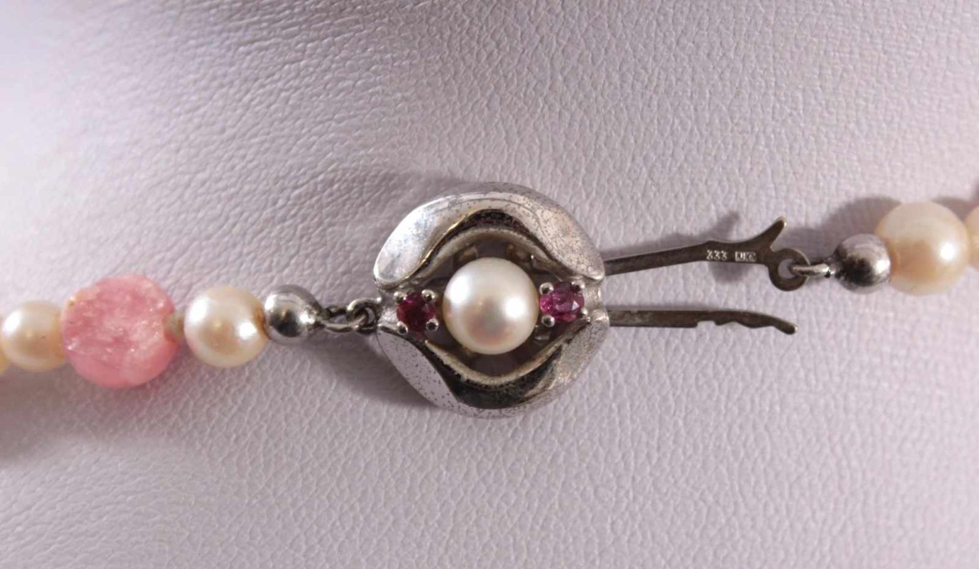 Halskette aus Perlen- und Rosenquarzkugeln mit WeißgoldschließeKugeln einzeln geknotet, - Image 3 of 3