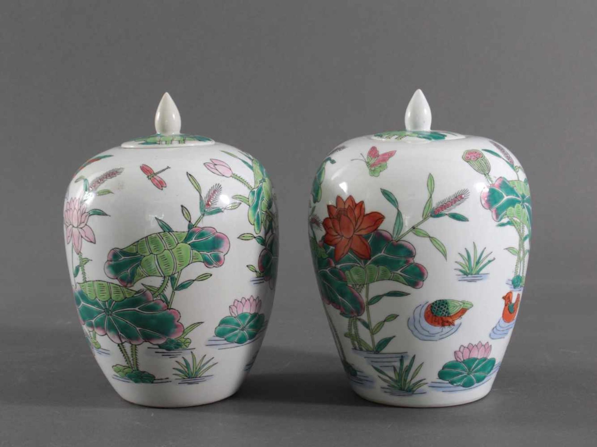 Paar Porzellan Deckelvasen, China 20. JahrhundertPorzellan mit polychromer Aufglasurbemalung, leicht - Bild 2 aus 5
