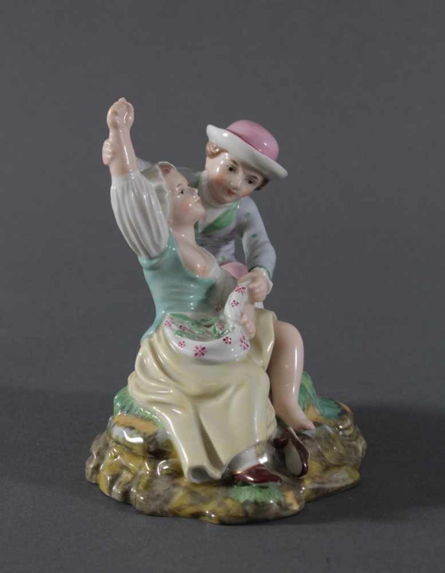 Porzellanfigur, Höchster Porzellanmanufaktur, "Liebespaar"Porzellan, bunt staffiert. Auf gewölbtem - Bild 3 aus 7
