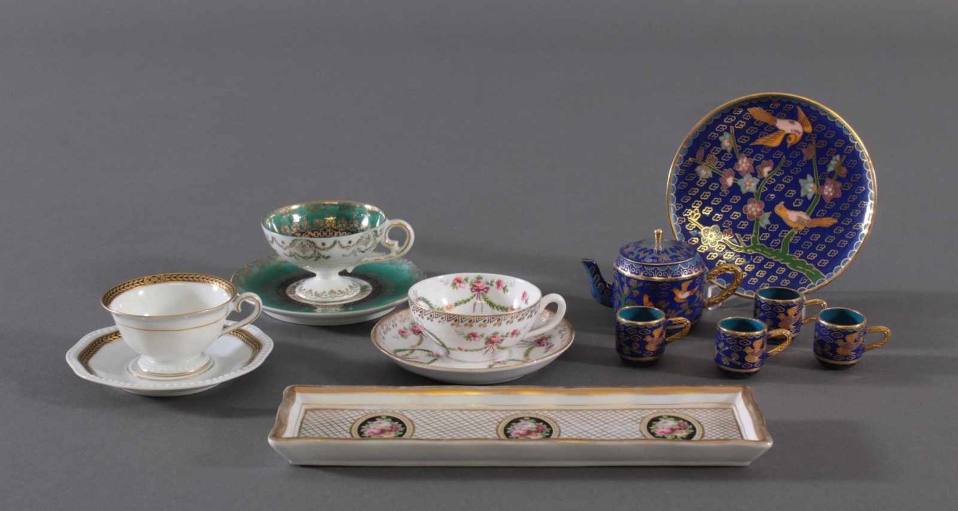 Konvolut Porzellan und Cloisonne - Miniatur-Teeservice3 Mokkatassen mit Untertassen, Wien, Rosenthal