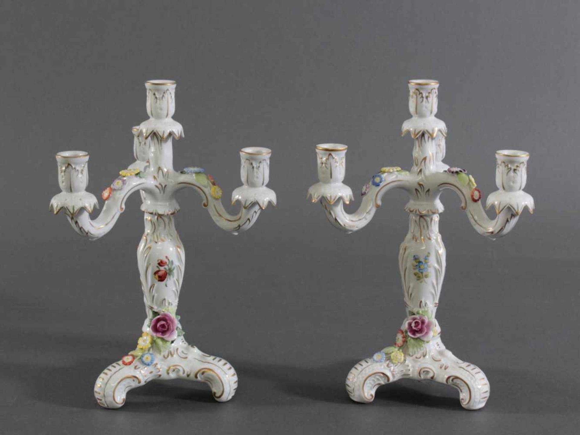 Paar Kerzenleuchter, Porzellanmanufaktur/PlauePorzellan, 3-flammiger Leuchter auf dreibeinigem