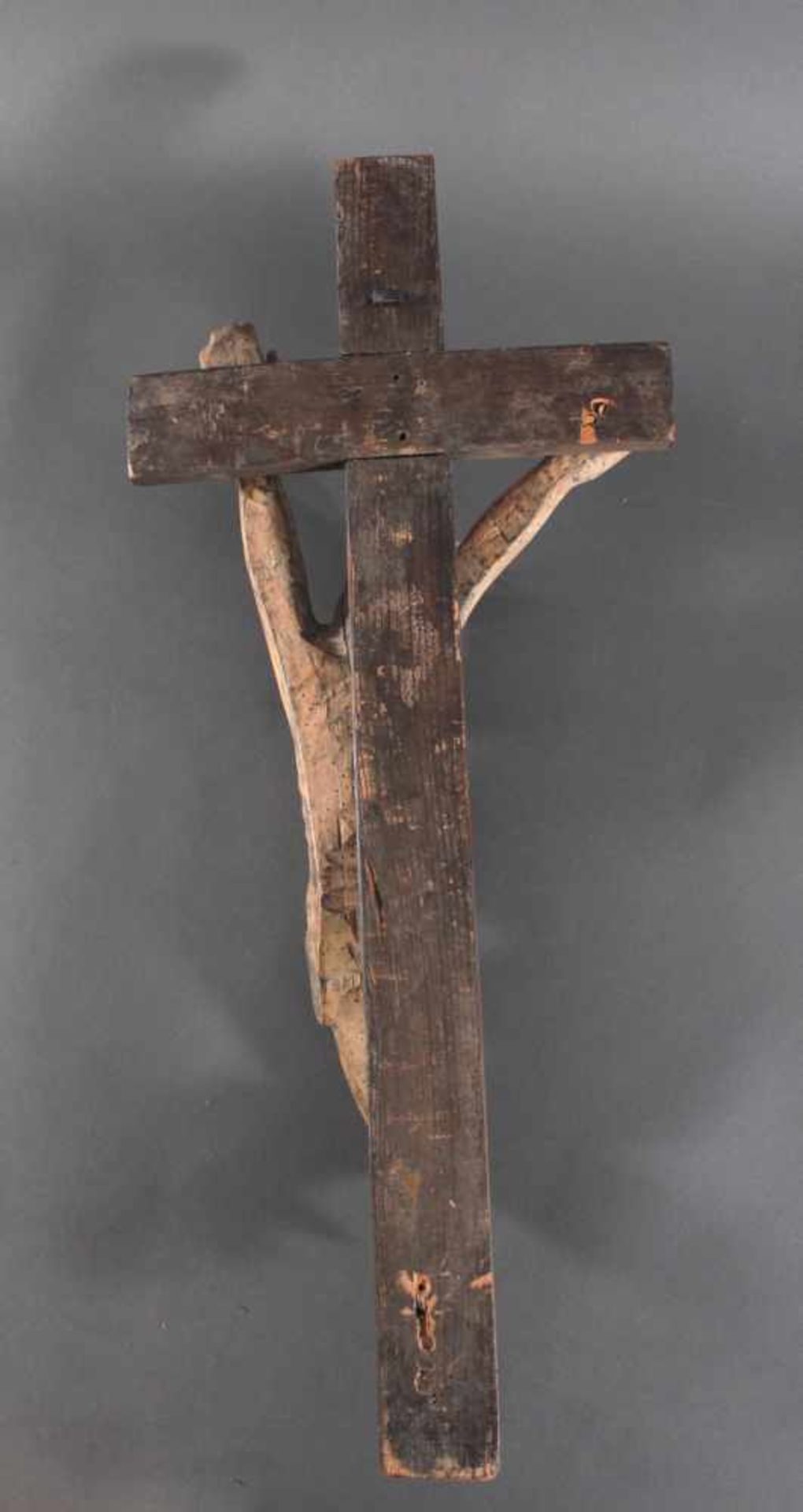 Kruzifix, alpenländisch 17./18. Jh.Holz plastisch geschnitzt, farbig gefasst, meisterliche - Bild 2 aus 5