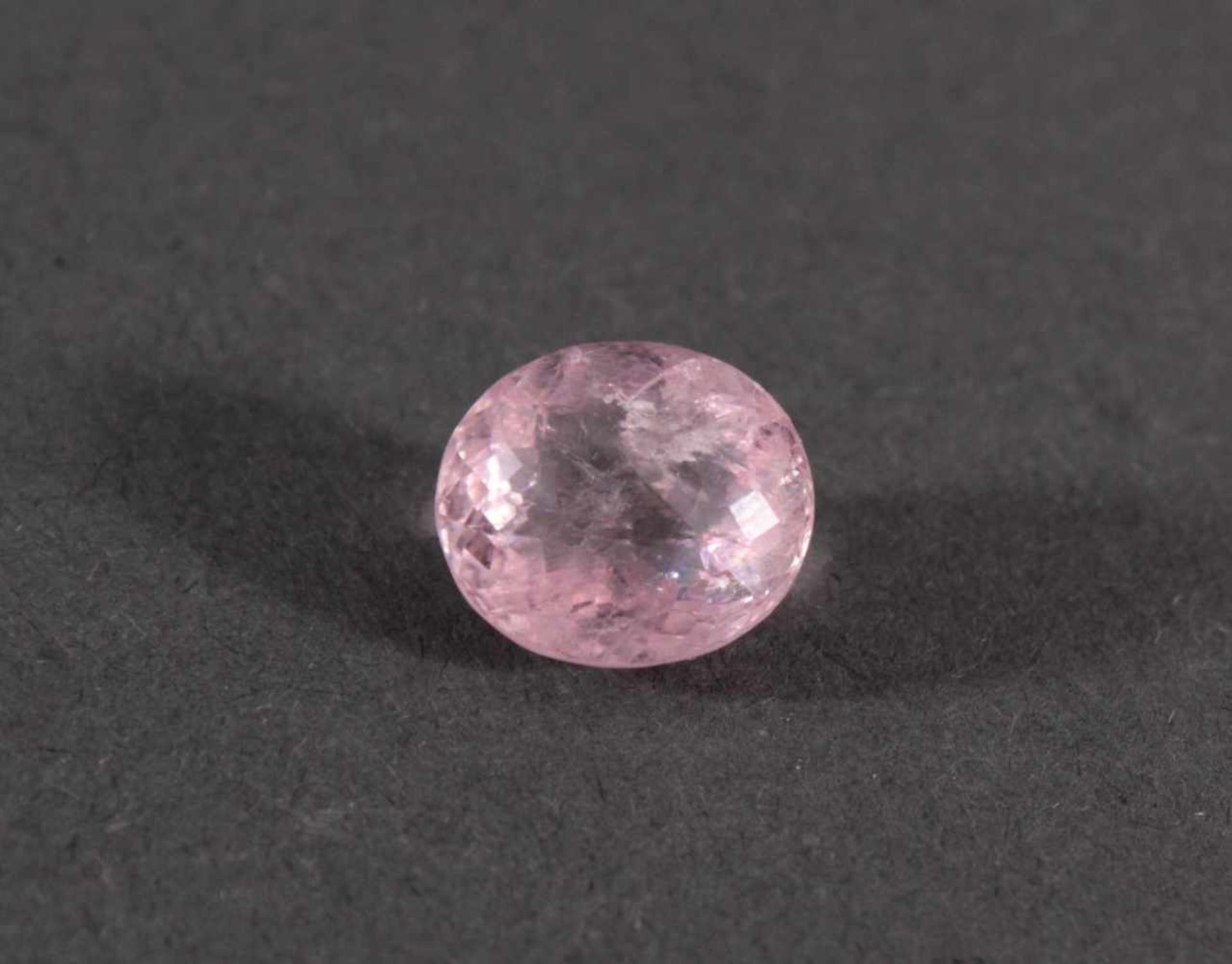 Morganit von 5,71 Karat aus BrasilienOval, facettiert, pink, mit inneren Merkmalen, erhitzt, ca.