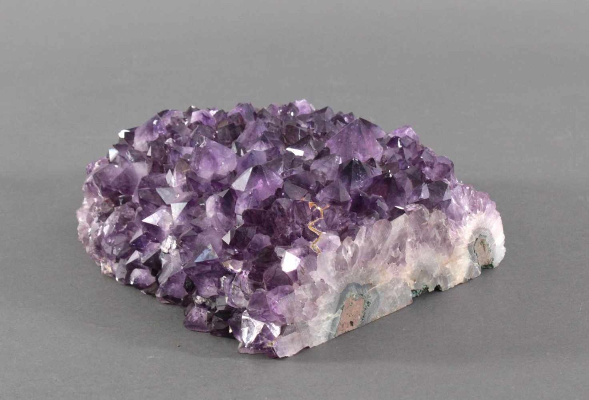 Großer Amethyst BrockenCa. 27 × 23 × 12,5 cm, über 10 kg schwer - Bild 2 aus 4