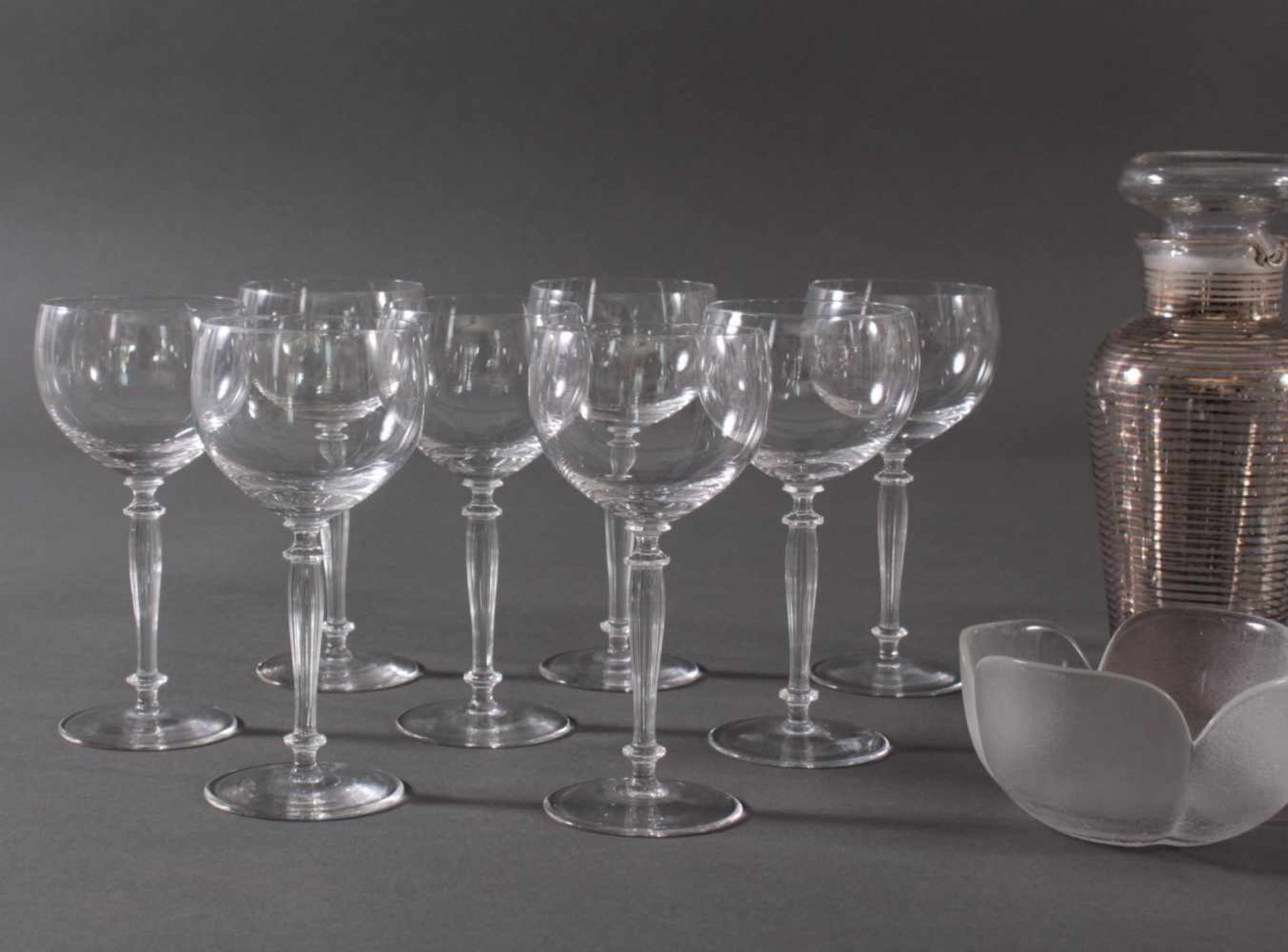 17 Teile unterschiedliche GläserFarbloses Glas. 8 Rosenthal-Obstschalen, dickwandig mattiertes Glas, - Image 2 of 3