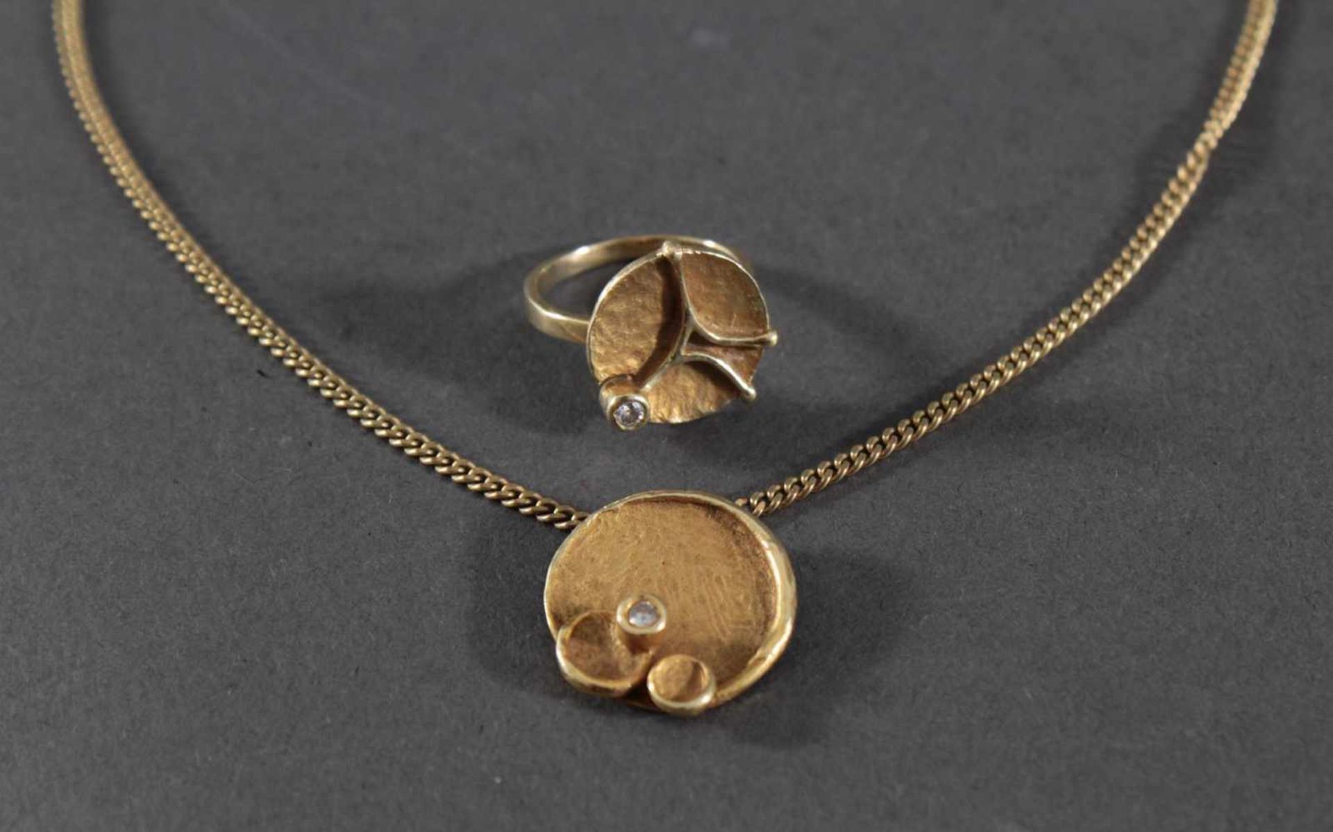 Halskette mit Anhänger und Ring mit Diamantbesatz, 8 und 14 Karat GelbgoldHalskette aus 8 Karat, ca. - Bild 2 aus 2