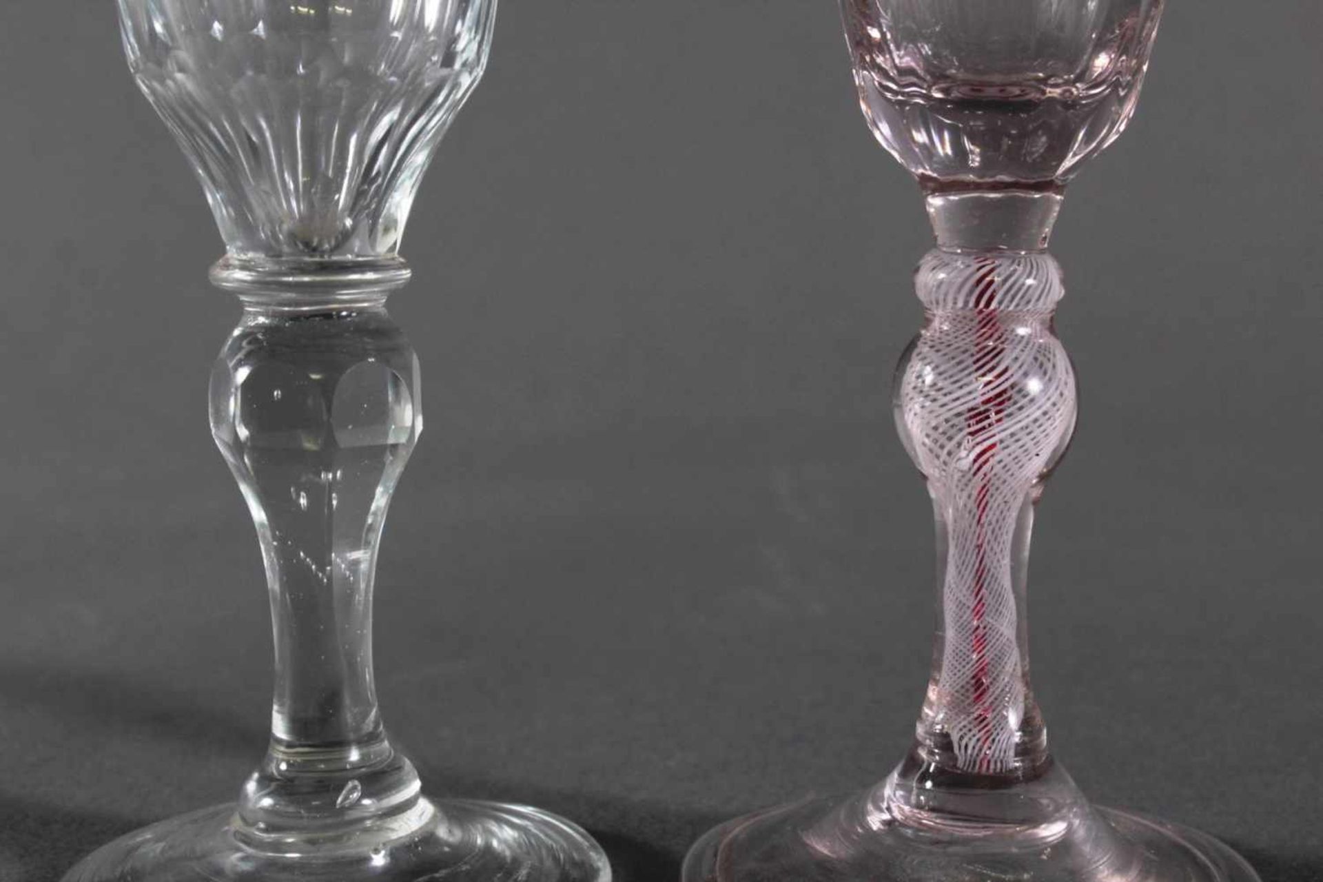 Barock-Gläser, 18. Jh.Farbloses Glas, facettierte Kuppa, Goldrand (Abrieb), Schaft mit Kugelnodus. - Image 3 of 4