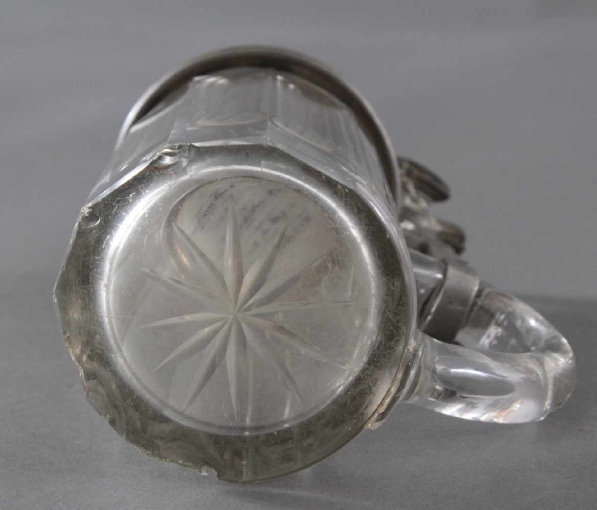 Verbindungskrug mit Zinndeckel um 1900, StudentikaFacettierter Klarglaskrug mit Zinndeckel und - Bild 5 aus 5