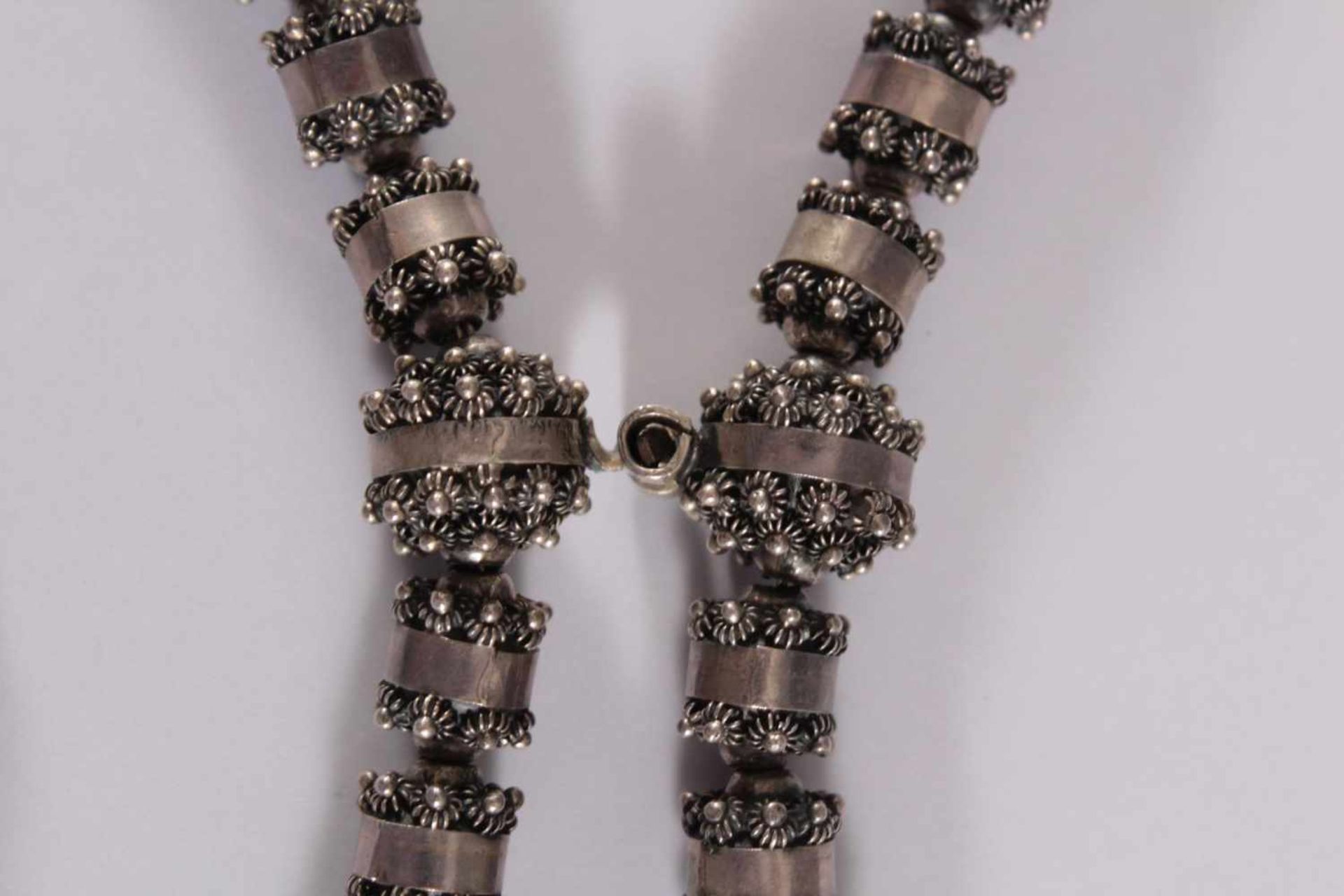 Prunkvolle Halskette und Armband aus SterlingsilberHandarbeit, punziert 925, ca. Länge 20 und 75 cm, - Bild 2 aus 2