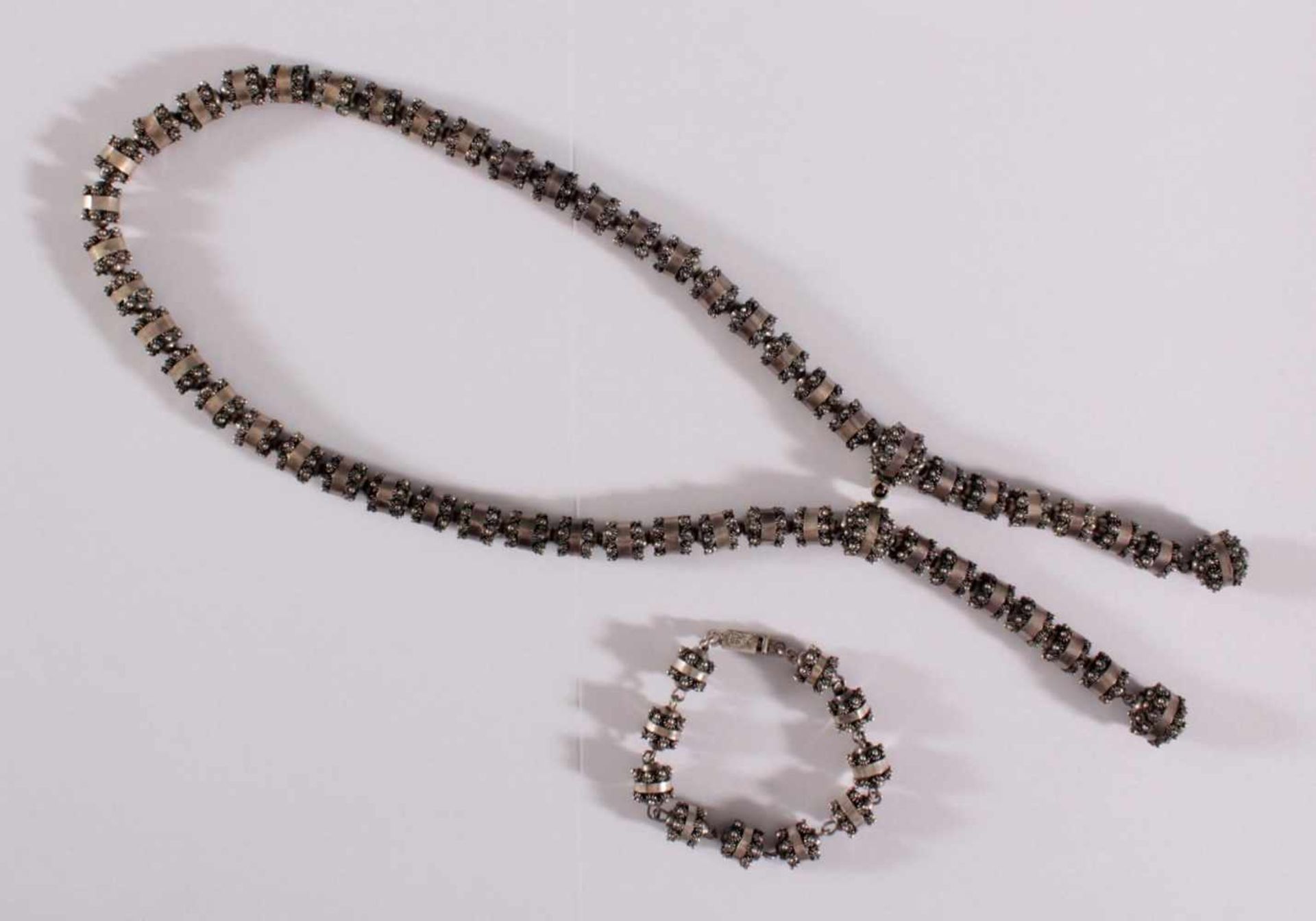Prunkvolle Halskette und Armband aus SterlingsilberHandarbeit, punziert 925, ca. Länge 20 und 75 cm,