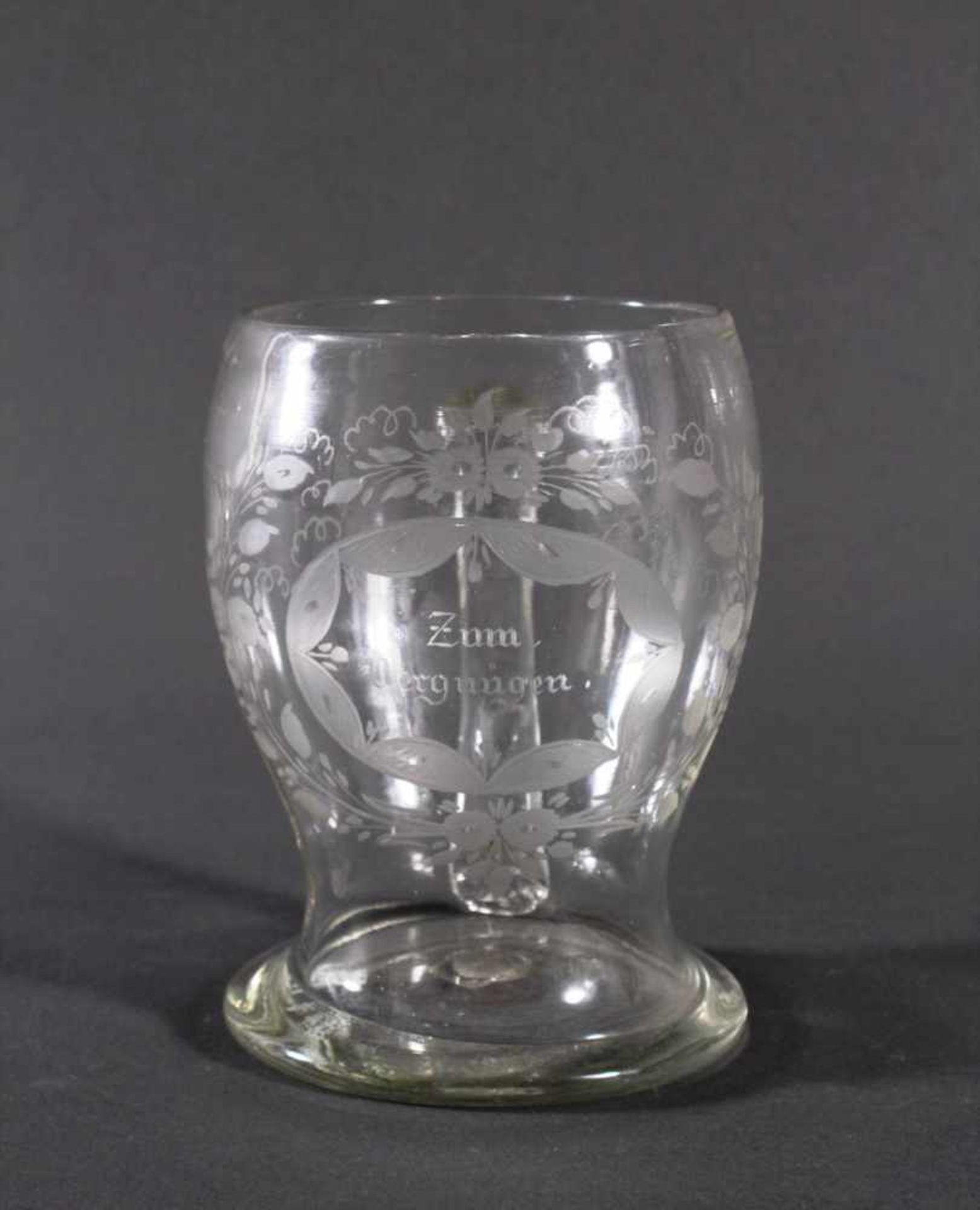 Glaskrug, um 1800Farbloses Glas, bauchige Form, auf der Schauseite im Mattschnitt, stilisiertes