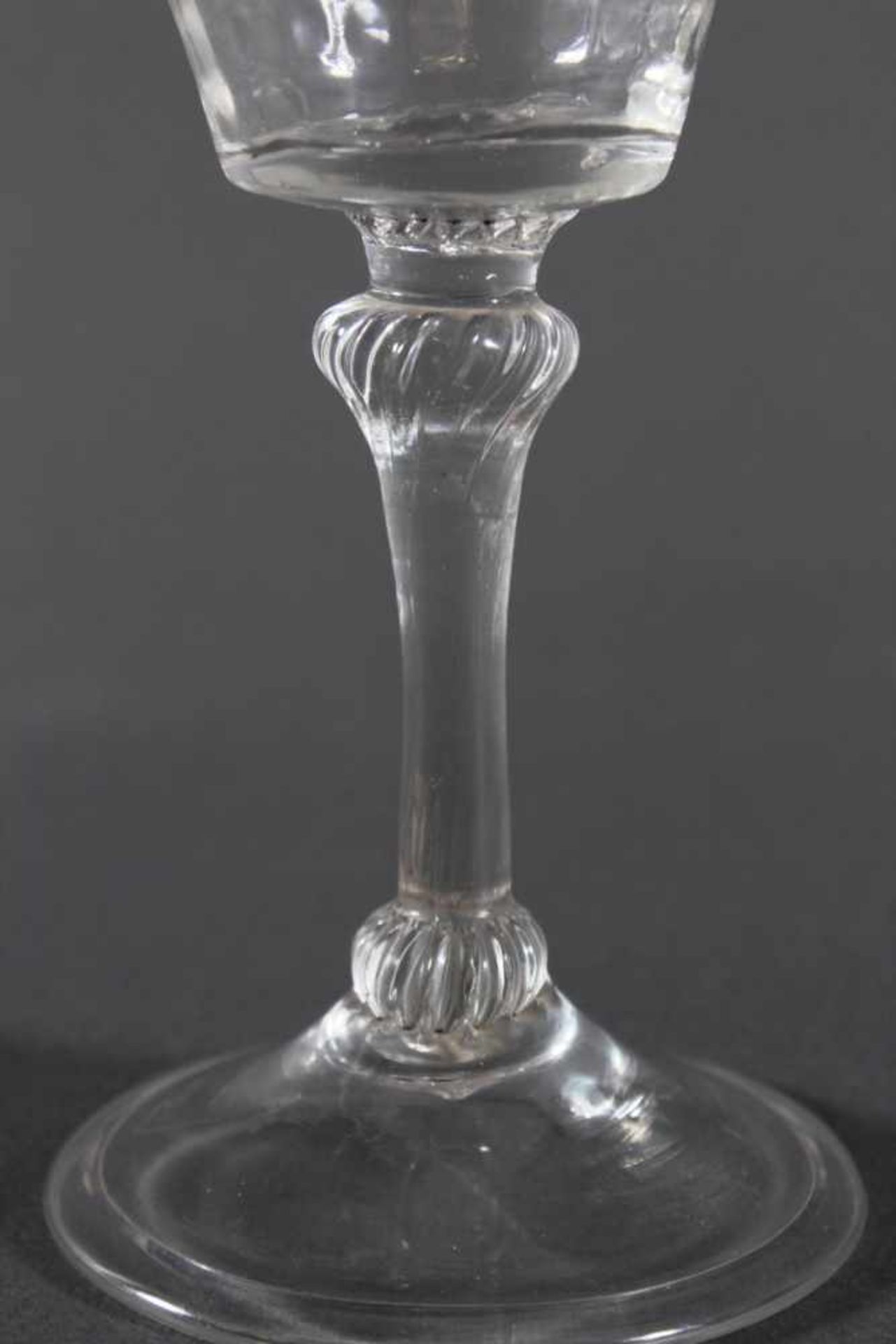 Südweinglas, Lüttich, um 1780Farbloses Glas, mit wabenartiger Struktur überzogene Kuppa. - Bild 4 aus 5