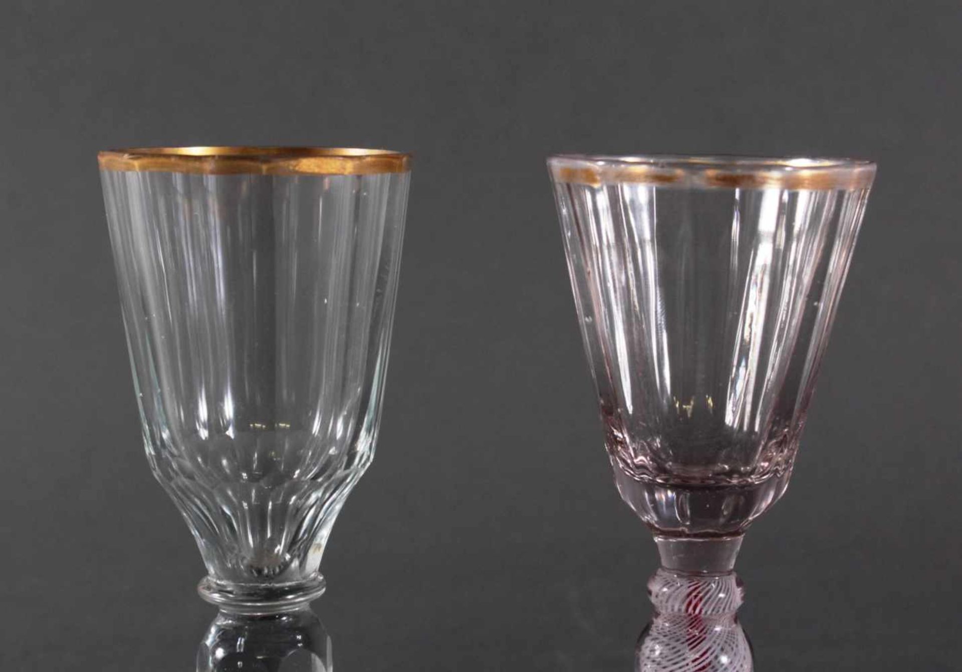 Barock-Gläser, 18. Jh.Farbloses Glas, facettierte Kuppa, Goldrand (Abrieb), Schaft mit Kugelnodus. - Image 2 of 4
