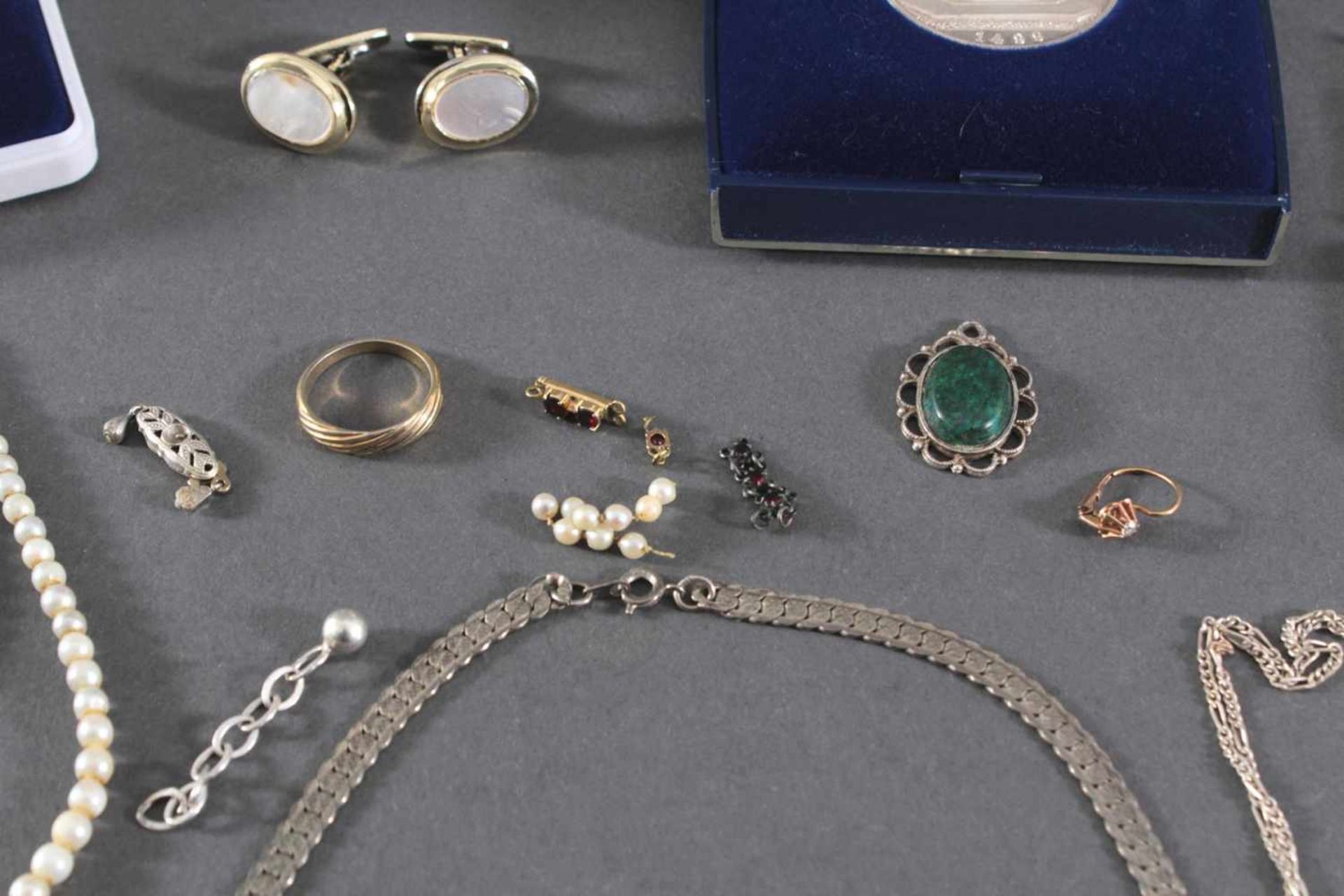 Schmucknachlass, Goldohrring mit Diamant und Silbermedaillen2 Silbermedaillen (Reutlingen) in - Bild 3 aus 5