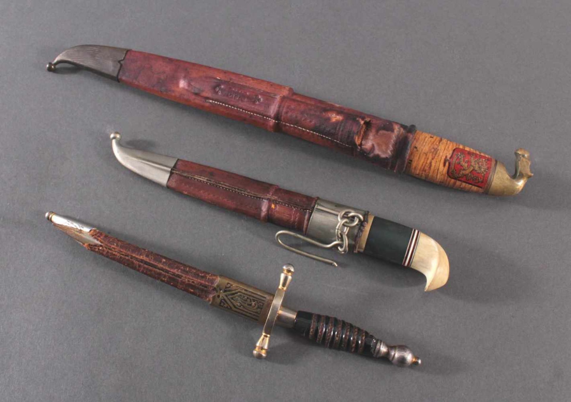 3 Messer2 Messer mit verzierter Klinge, Lederscheide mit Metallaplikationen, Griffe aus Bakelit, - Image 8 of 8