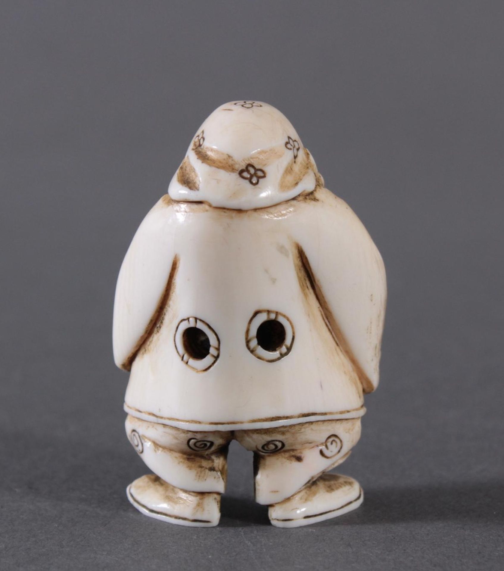 Netsuke, Japan 1. Hälfte 20. Jh., Elfenbein geschnitztMusizierender Mann, ca. Höhe 5,1 cm - Bild 2 aus 3