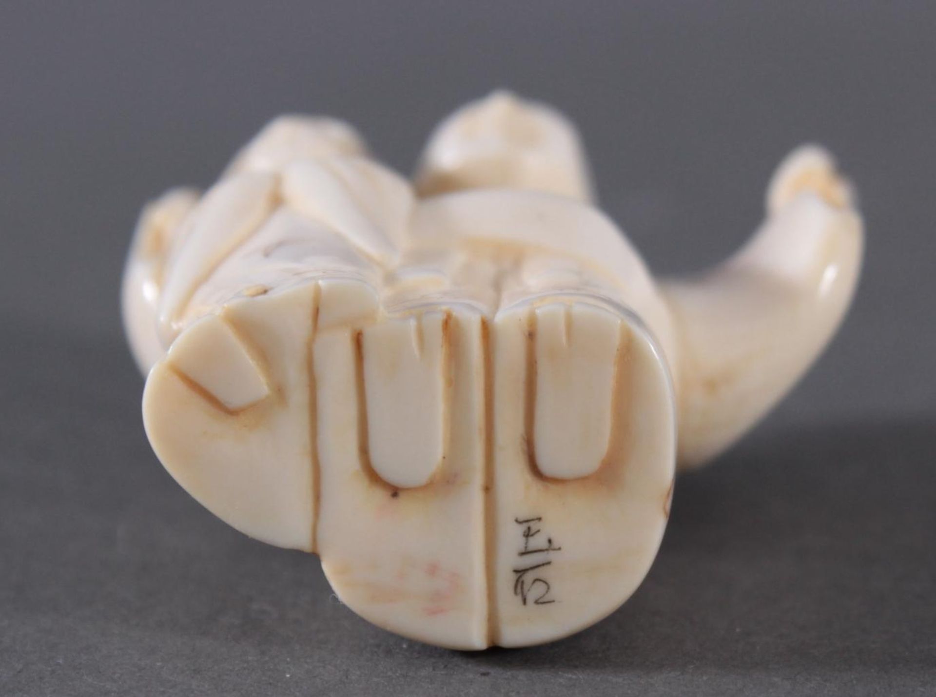 Netsuke, Japan 1. Hälfte 20. Jh., Elfenbein geschnitztMann und Frau, signiert, ca. 4,8 x 3,7 x 1,7 - Bild 3 aus 3