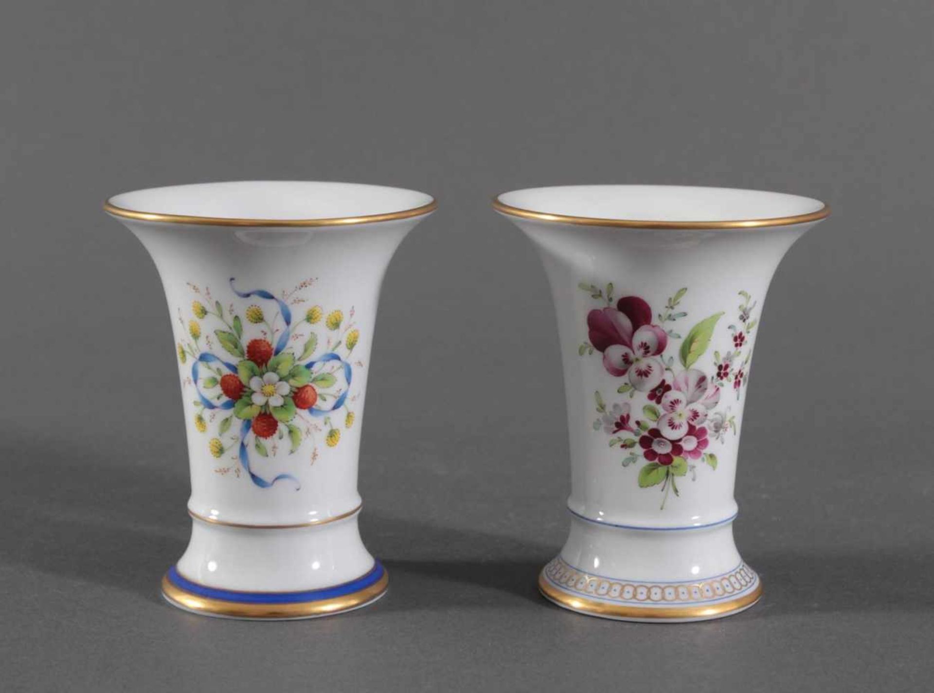 Paar Vasen, Höchster Porzellanmanufaktur, Malersignatur Kurt SchröderWeißporzellan, Trompetenform.