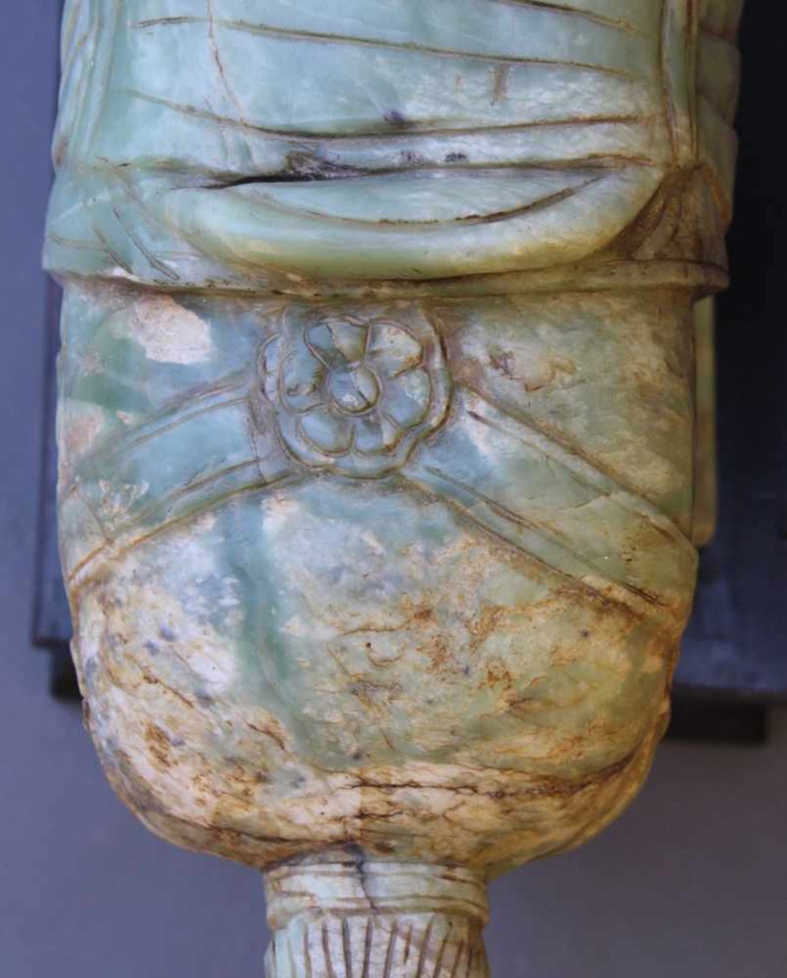 Sehr große Pferdefigur, Serpentin-JadeChina, 20. Jahrhundert, vollplastisch gearbeitetes Pferd mit - Bild 5 aus 6