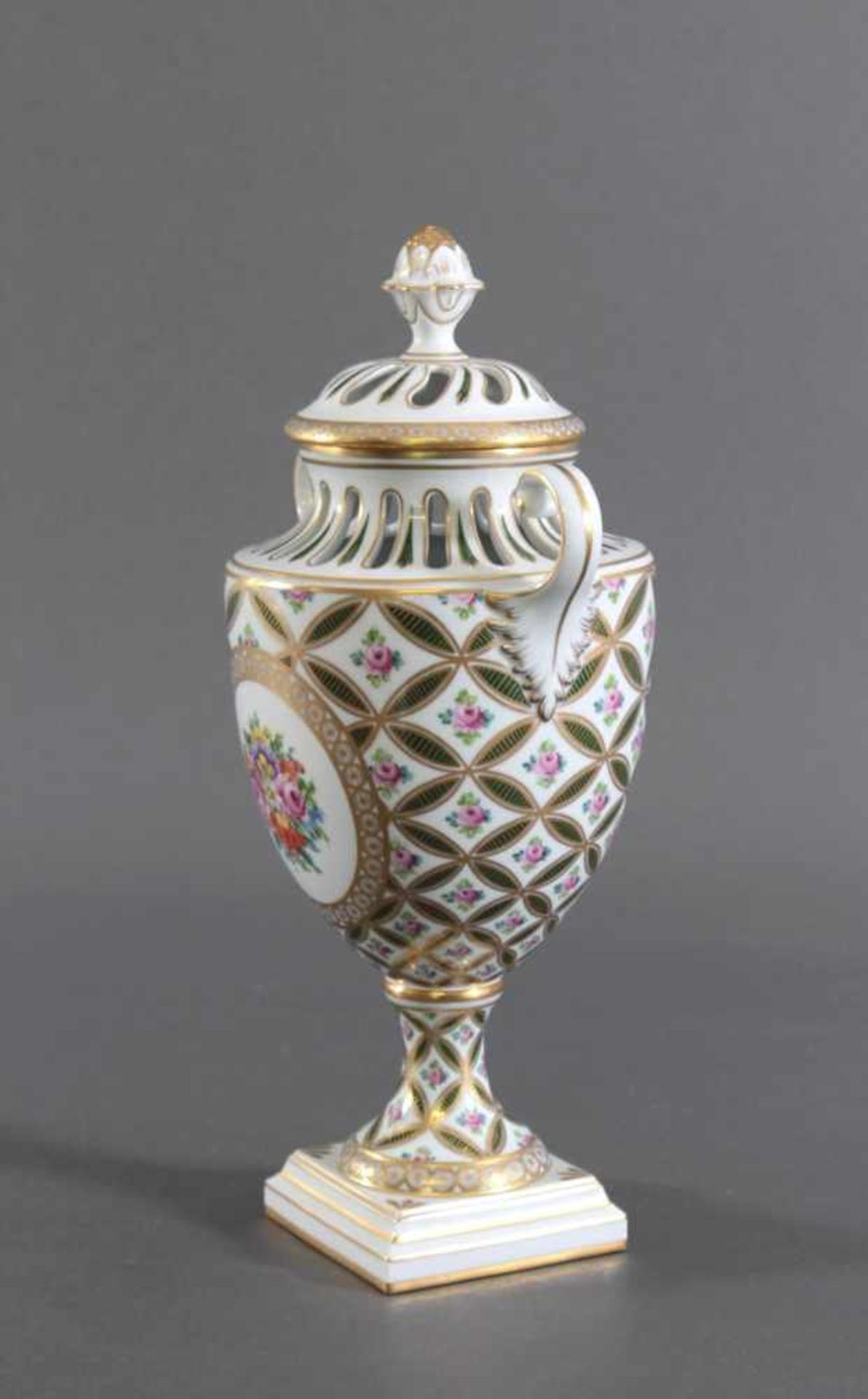 Potpourri Vase, Potschappel DresdenPorzellan, Anfang 20. Jh., polychromes Floraldekor, grüner - Image 2 of 6