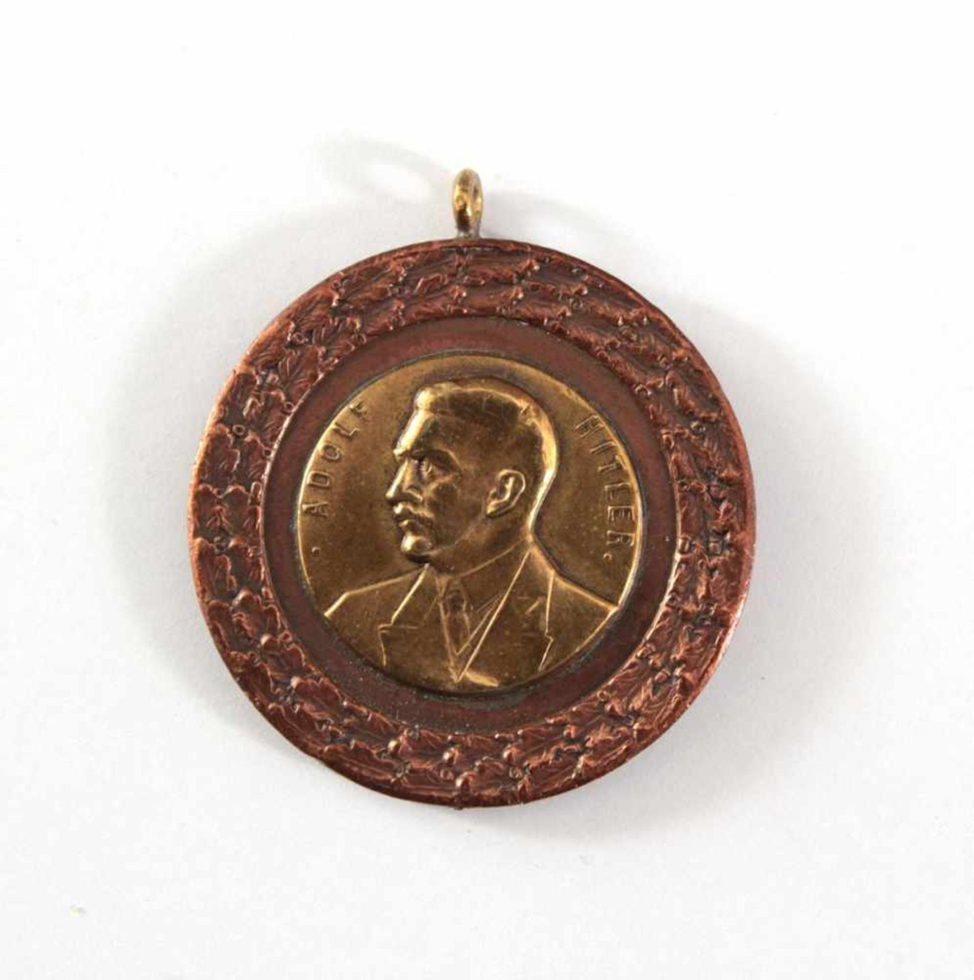 Medaille Adolf HitlerRunde Kupfermedaille mit Öse und Bronzeportrait Adolf Hitler, ca. Durchmesser