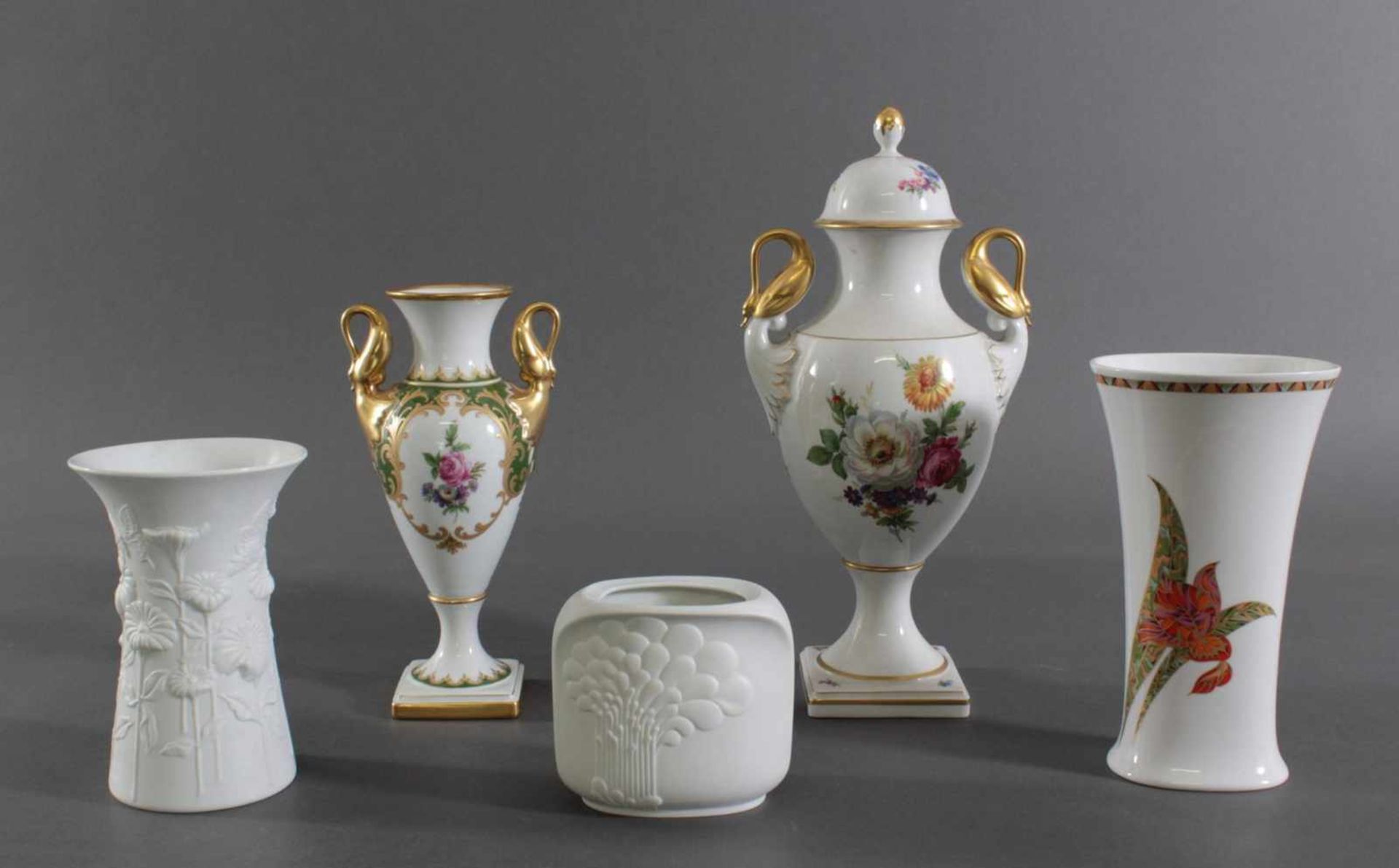 Fünf Vasen, Alboth & Kaiser PorzellanPorzellan, 2x Schwanenhenkelvase, Vorder- und Rückseite - Image 2 of 3
