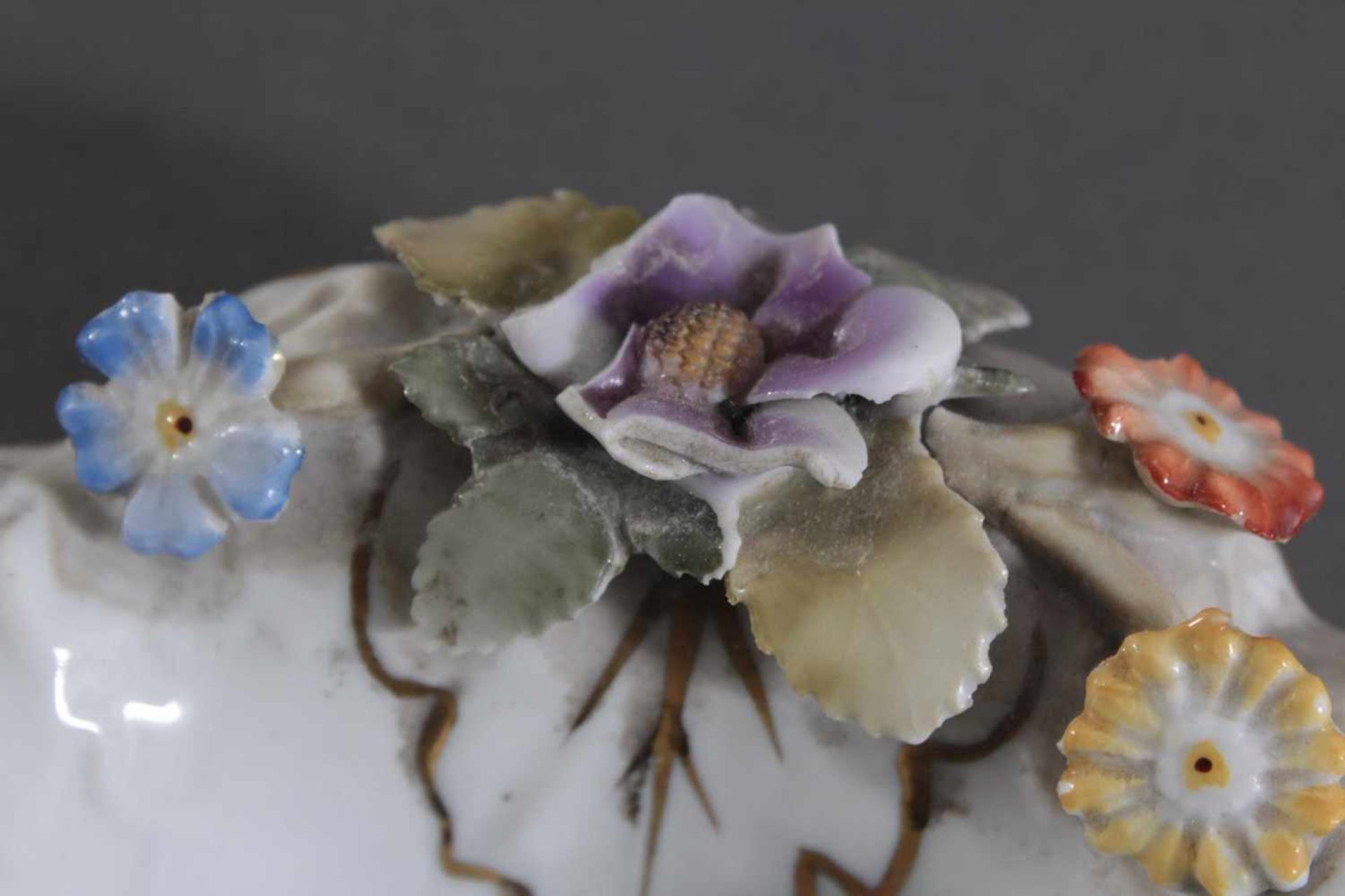 Vier Porzellan Schalen und Potpourri-Deckelschale, mit plastischen BlütenPorzellan, weiß, - Bild 4 aus 5
