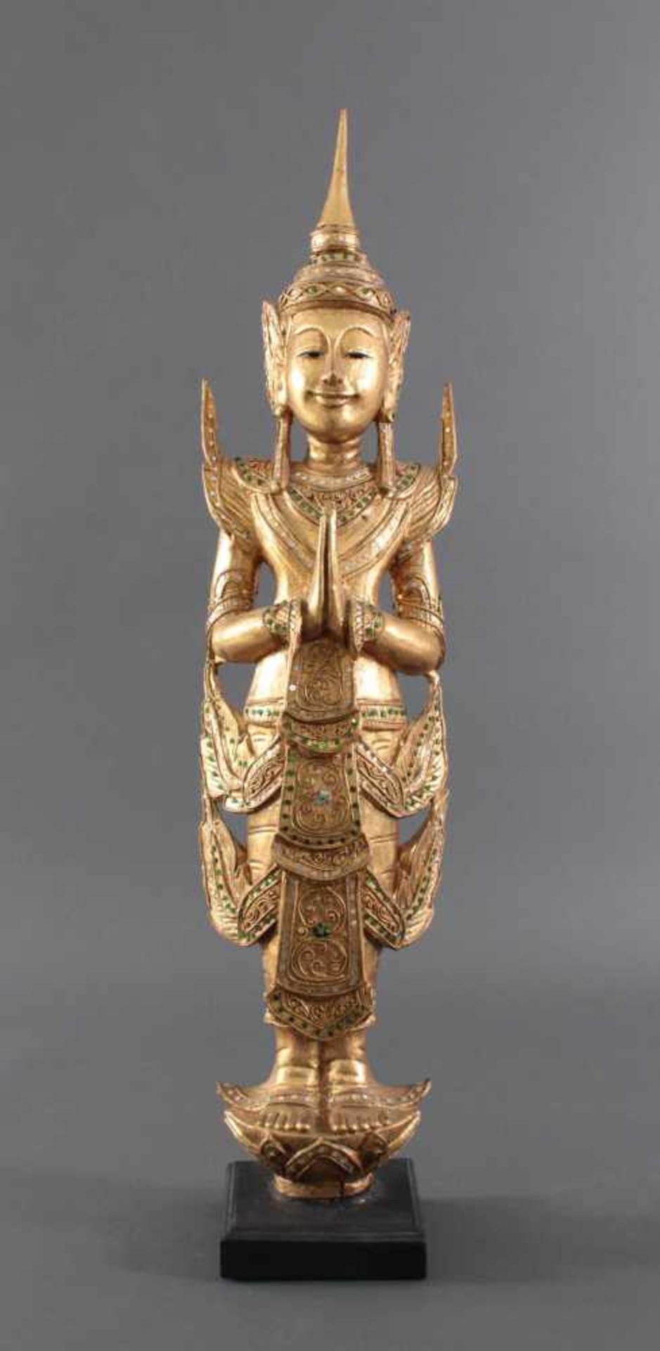 Thailändische Buddhaskulptur aus der 2. Hälfte des 20. JahrhundertsAus dem Vollholz geschnitzt,