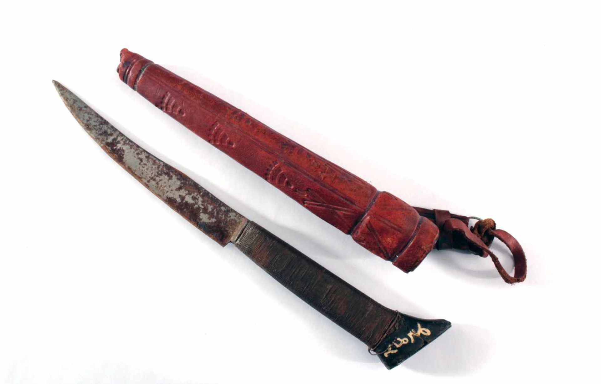 Antikes MesserRote, geprägte Leder-Scheide, mit Draht umwickelter Griff, Griffspitze (geklebt) aus