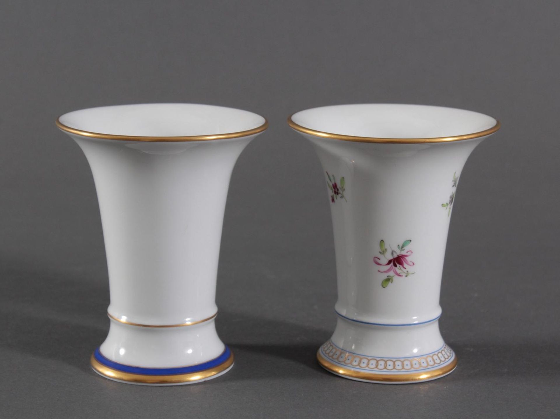 Paar Vasen, Höchster Porzellanmanufaktur, Malersignatur Kurt SchröderWeißporzellan, Trompetenform. - Bild 2 aus 3