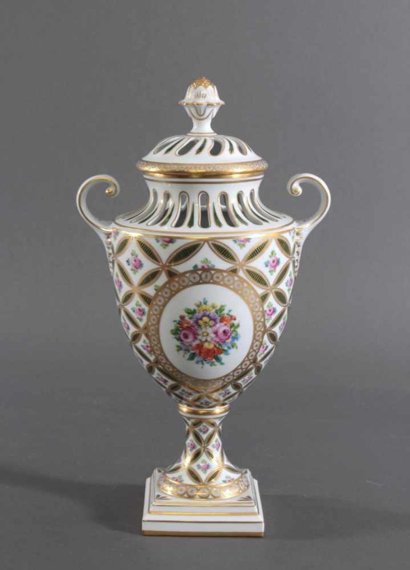 Potpourri Vase, Potschappel DresdenPorzellan, Anfang 20. Jh., polychromes Floraldekor, grüner