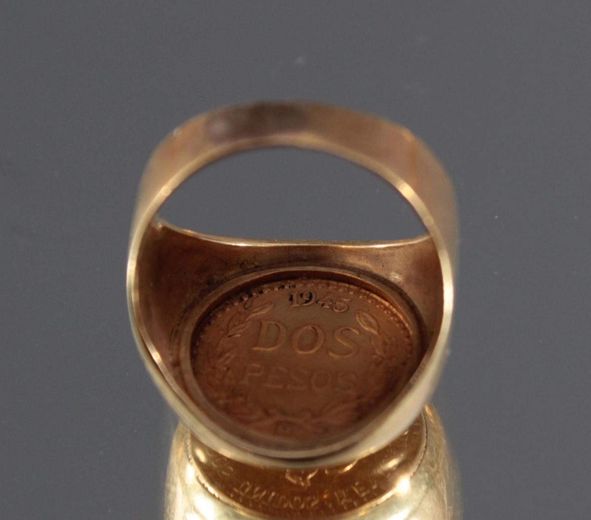 Münzring 14 Karat GelbgoldGefasste 2 Pesos Münze von 1945, Ring-Größe 48, ca. 4,7 g. - Bild 4 aus 4