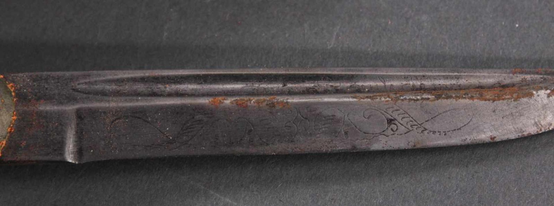 3 Messer2 Messer mit verzierter Klinge, Lederscheide mit Metallaplikationen, Griffe aus Bakelit, - Image 6 of 8