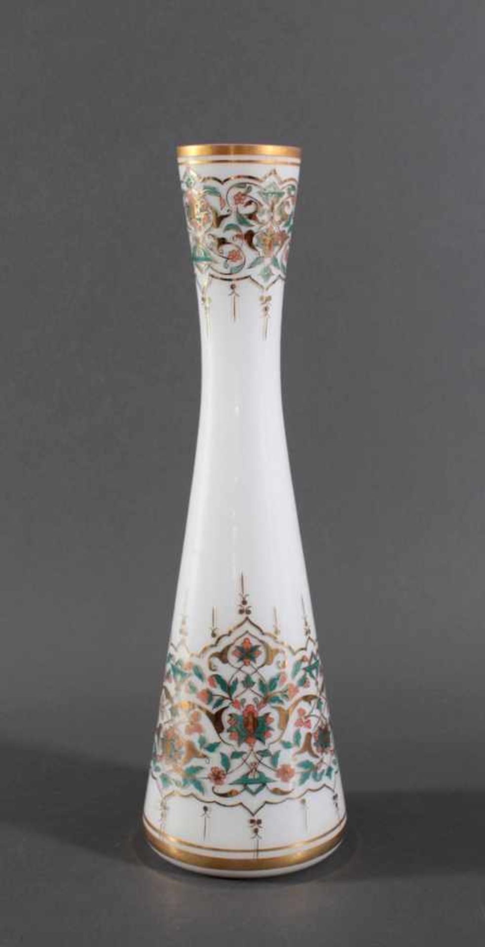 Große Milchglas VaseRunder Stand, kegelförmiger Korpus, hohe auskragende Mündung, umlaufend - Image 2 of 4
