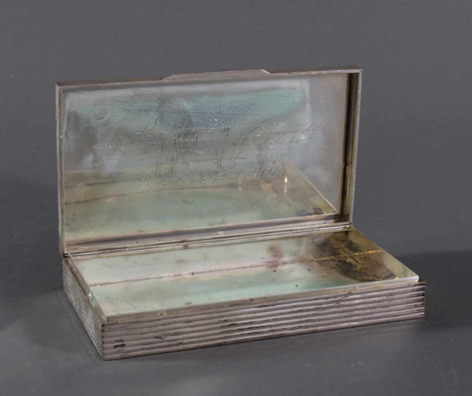 Silberne Deckelschatulle, 925er SilberGerippte Wandung, innen mit Gravur, ca. 3 x 18 x 10,5 cm, - Bild 2 aus 2