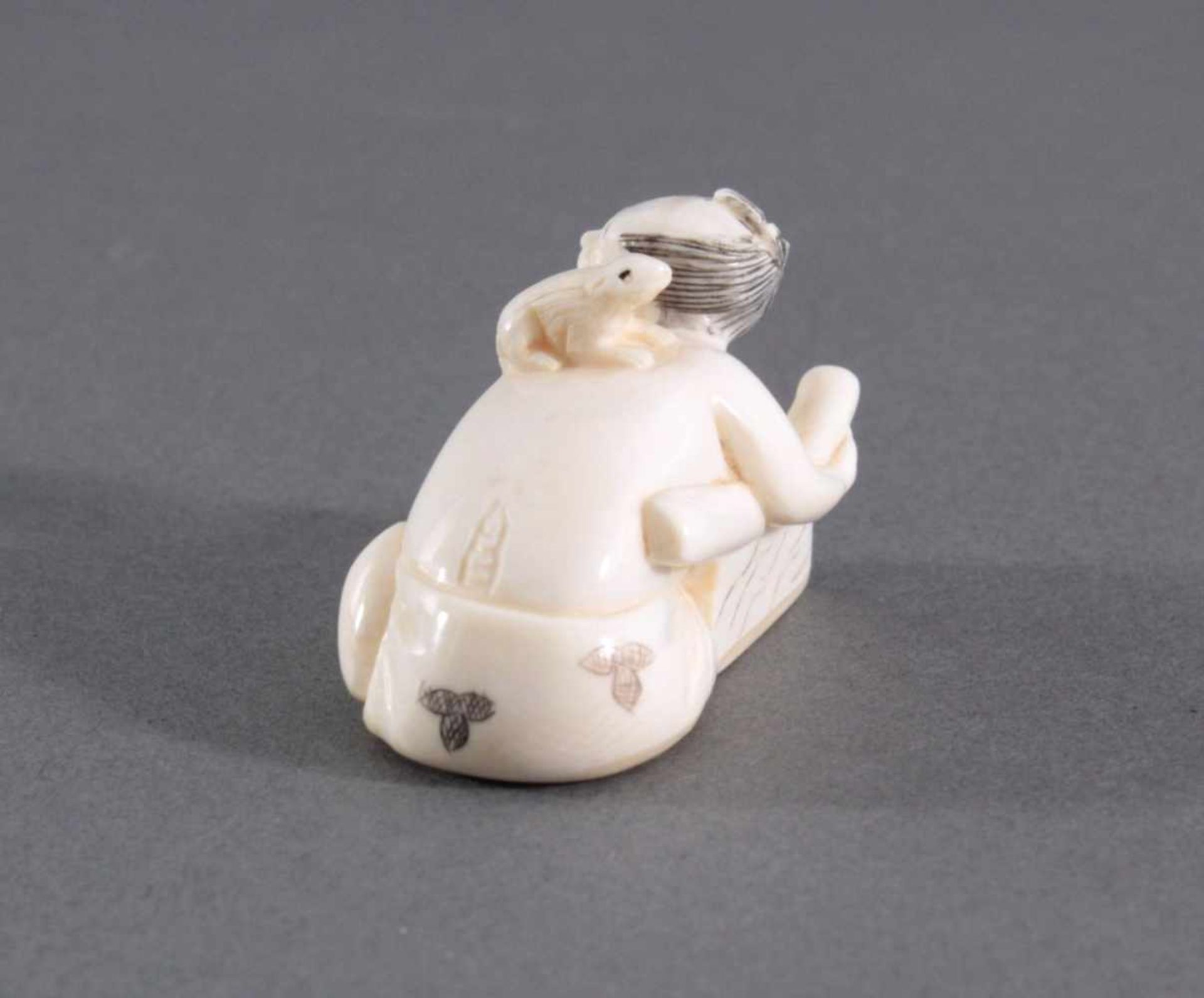 Netsuke, Japan 1. Hälfte 20. Jh., Elfenbein geschnitztVollplastische Schnitzerei, signiert, Mann mit - Bild 4 aus 5