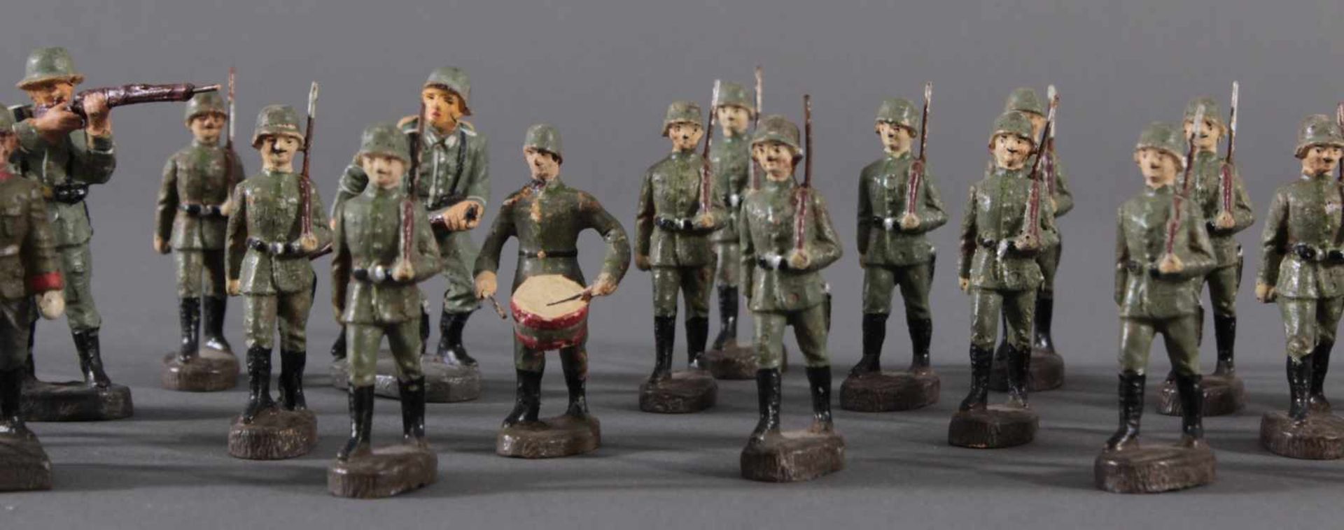 Elastolin Soldaten der deutschen Wehrmacht, 23 StückAlle in gutem Zustand, bei einer Figur ist der - Bild 4 aus 6