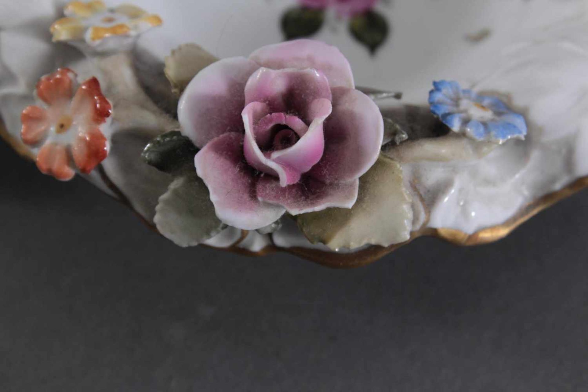 Vier Porzellan Schalen und Potpourri-Deckelschale, mit plastischen BlütenPorzellan, weiß, - Bild 5 aus 5