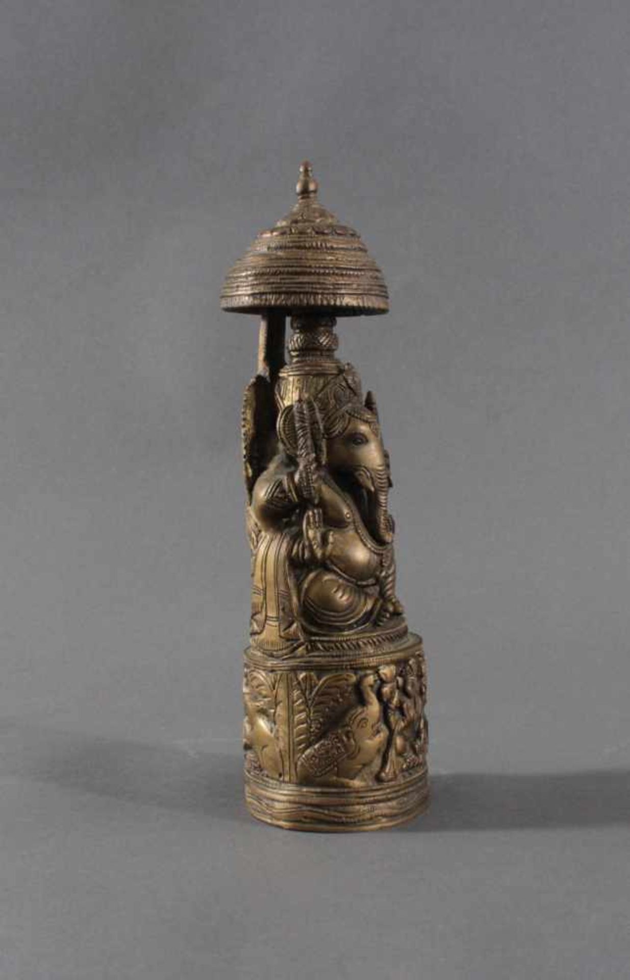 Bronze GaneshaDarstellung der 4-armigen Elefantengottheit auf rundem verzierten Thronsockel sitzend, - Bild 6 aus 6