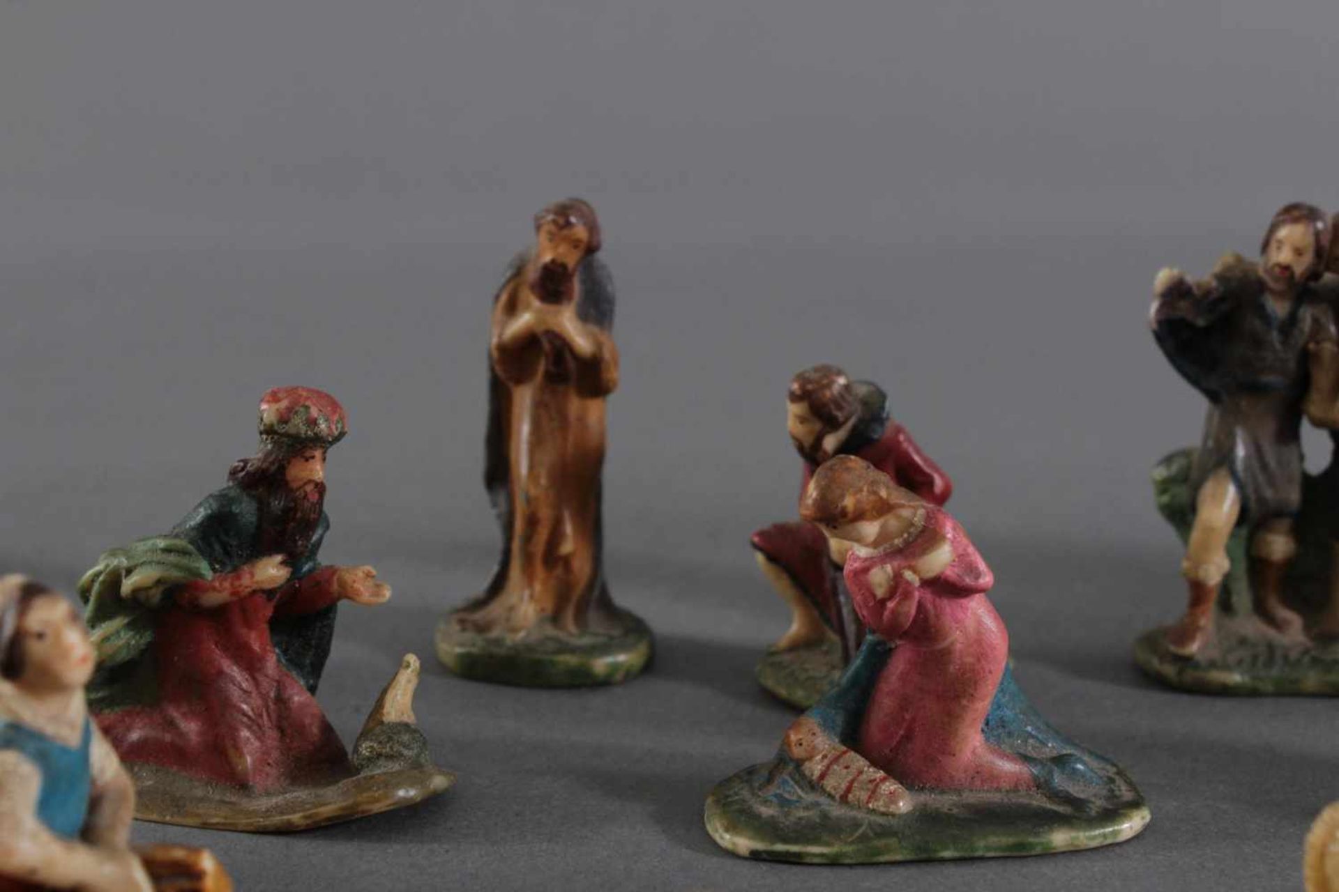 Krippefiguren aus Wachs, 1. Hälfte 19. Jh.16 Stück, farbig gefasst, 1 Kopf lose, 2 Figuren - Image 3 of 9