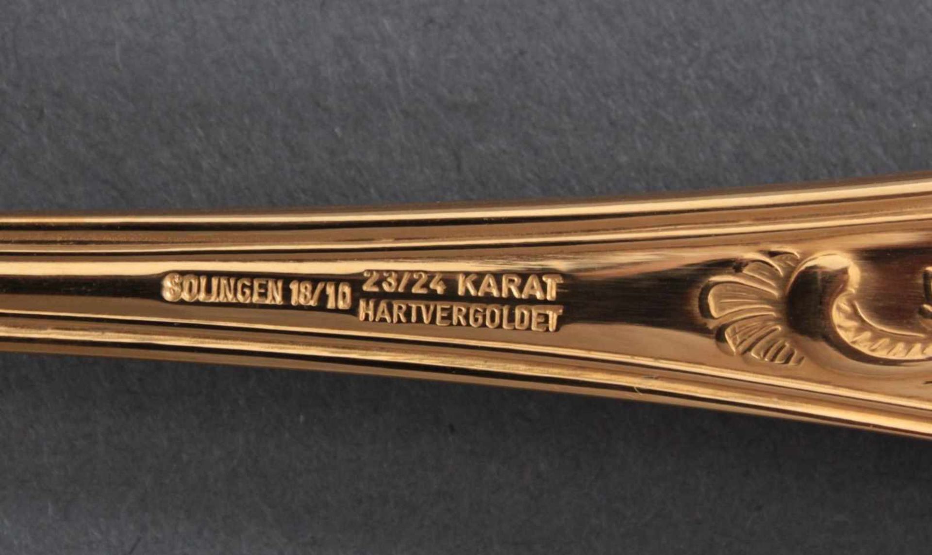 Besteckkasten Solingen, Modell Rokokko23 Karat hartvergoldet, für 12 Personen.70-teiliges Besteck im - Bild 4 aus 5