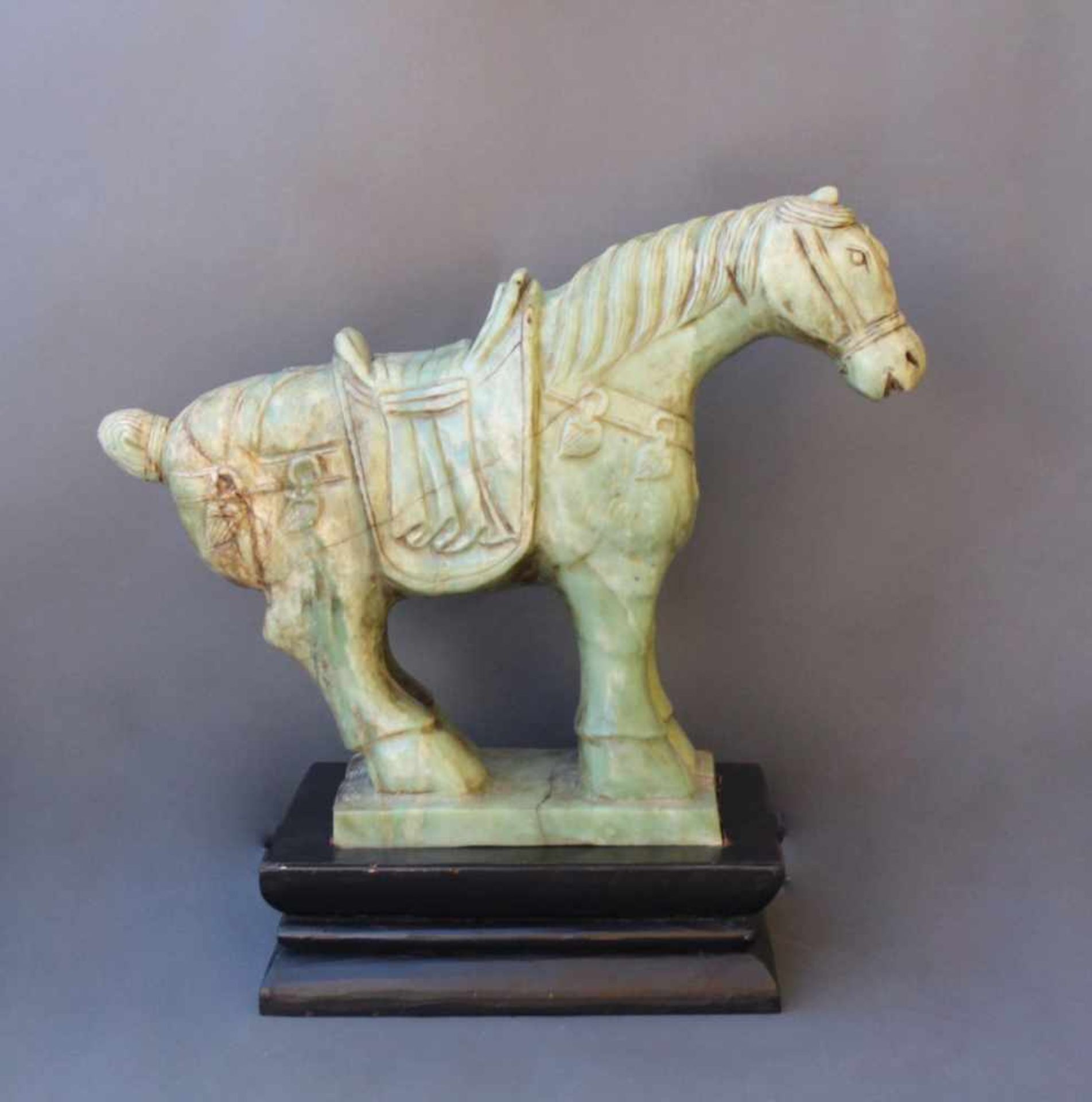 Sehr große Pferdefigur, Serpentin-JadeChina, 20. Jahrhundert, vollplastisch gearbeitetes Pferd mit - Bild 2 aus 6