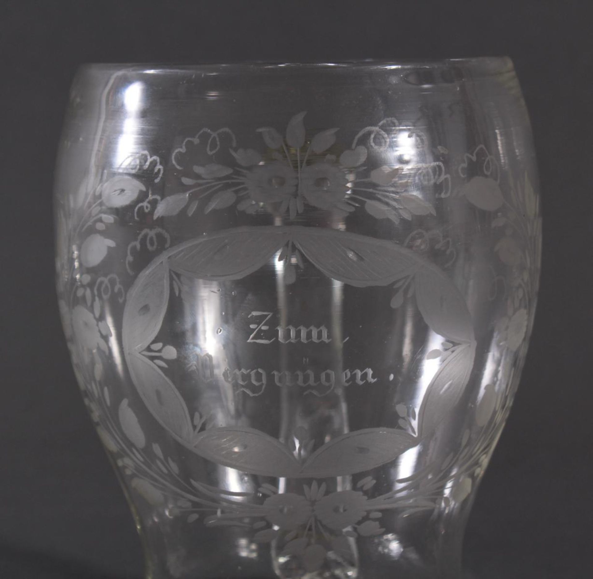 Glaskrug, um 1800Farbloses Glas, bauchige Form, auf der Schauseite im Mattschnitt, stilisiertes - Image 4 of 5