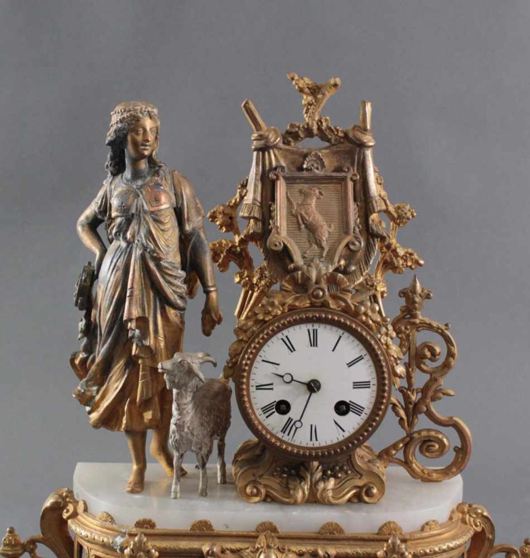 Pendule mit weiblicher Allegorie und Ziegenbock um 1900Bronze vergoldet mit Alabaster Einlage, der - Image 2 of 4